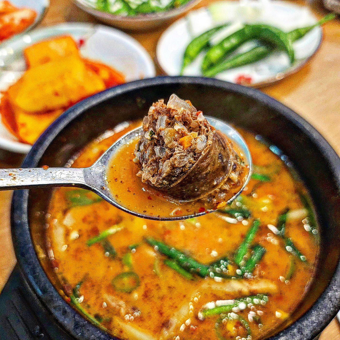 오늘의 귀한 식사 #신의주찹쌀순대 #주안역맛집

오늘은 또 뭐먹지 고민하다가 선택한 순대국밥❤
사무실과 가까워서 더 좋고, 단골이라 본부장님의
황금멘트로 얻어내신 귀한 찹쌀순대 💙
다대기 풀어서 얼큰하게 해치우고 왔어요

뭐먹을지 고민될 땐 순대국밥 어떠세요 😘

🔵 인천 미추홀구 주안로116 지하1층 (대로변)
🔵 주차가능
🔵 09:00 - 21:50
🔵 라스트오더 21:20
🔵 0507-1343-3880

#인천주안맛집 #인천주안역맛집 #주안국밥 #주안순대국 #주안신의주찹쌀순대 #주안역신의주 #주안역신의주찹쌀순대 #찹쌀순대 #순대국밥