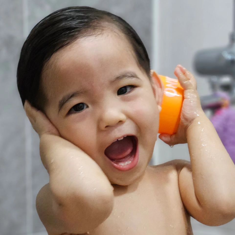 목욕좋아! 
목욕하자 옷벗자 하면 신이나서 혼자서도 잘~ 벗진 못하지만ㅋㅋ 시늉을 잘하는 베이비들🩷 샤워 끝내고 엄마 먹으려고 올려놓은 귤🍊 방심한 틈을타  다급하게 잘 챙기더구나ㅋㅋㅋㅋㅋㅋ 매일 보아도 신기하고 사랑스러운 베이비들🥰
누가누구게?ㅋㅋ 엄빠만 구분 가능한건가ㅋㅋ 내눈엔 달라도 너무 달라😄

#daily #아기목욕 #15개월아기 #쌍둥이일상 #baby #사랑스러운 #햇살맑음집 #아기스타그램 #아기성장기록