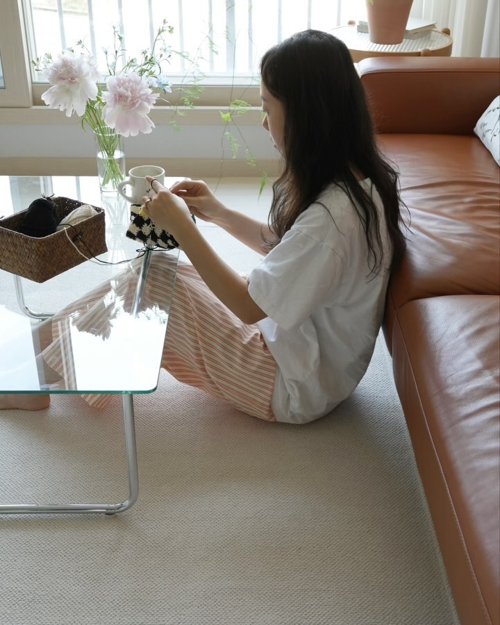 앉으려고 산 쇼파에서는 누워있고 
앉을때는 꼭 바닥에 붙어있는저 (저만 이래요??)
그래서 전 러그가 꼭 필요해요!

러그를 고르는 기준이 있다면 일단 촉감이 좋아야 하고 
미끄럼 방지가 되어있어 밀리지 않아야 할것!
여기에 수월한 관리가 제일중요한데
제가 밝은색을 좋아해 무조건 물세탁도 가능한걸 골라요!
기존의 물세탁이 가능한 러그는 사실 너무 얇기만해서 폭신함은 포기했어야 했는데 코코스빌 감성러그는 톡톡해 발을 디딜때 마다 폭신함이 느껴져요:-)
국내 생산으로 아기와 반려동물에 안전성 인증 완료된 제품에 내구성도 굿입니다!

저처럼 예쁘고 관리하기 편한 러그를 찾으시는 분들은 
지금 60% 할인중이니 득템하시면 좋을것 같아 알려드려요!
⠀ 
⠀ 
✔️ 사계절 거실 러그 카페트 60%할인 행사중
✔️ 1+1 구매시 추가할인 적용
⠀ 
제품 수령후 30일이내 불만족시 100% 무료반품 혜택도 있어요!
⠀ 
아이디 남겨둘테니 얼른 구경가보세요:-)
코코스빌 cocos_vill
⠀
⠀
⠀

#거실러그 #워셔블러그 #러그물세탁 #거실인테리어 #신혼집거실꾸미기 #안방러그 #거실카페트 #러그추천 #코코스빌