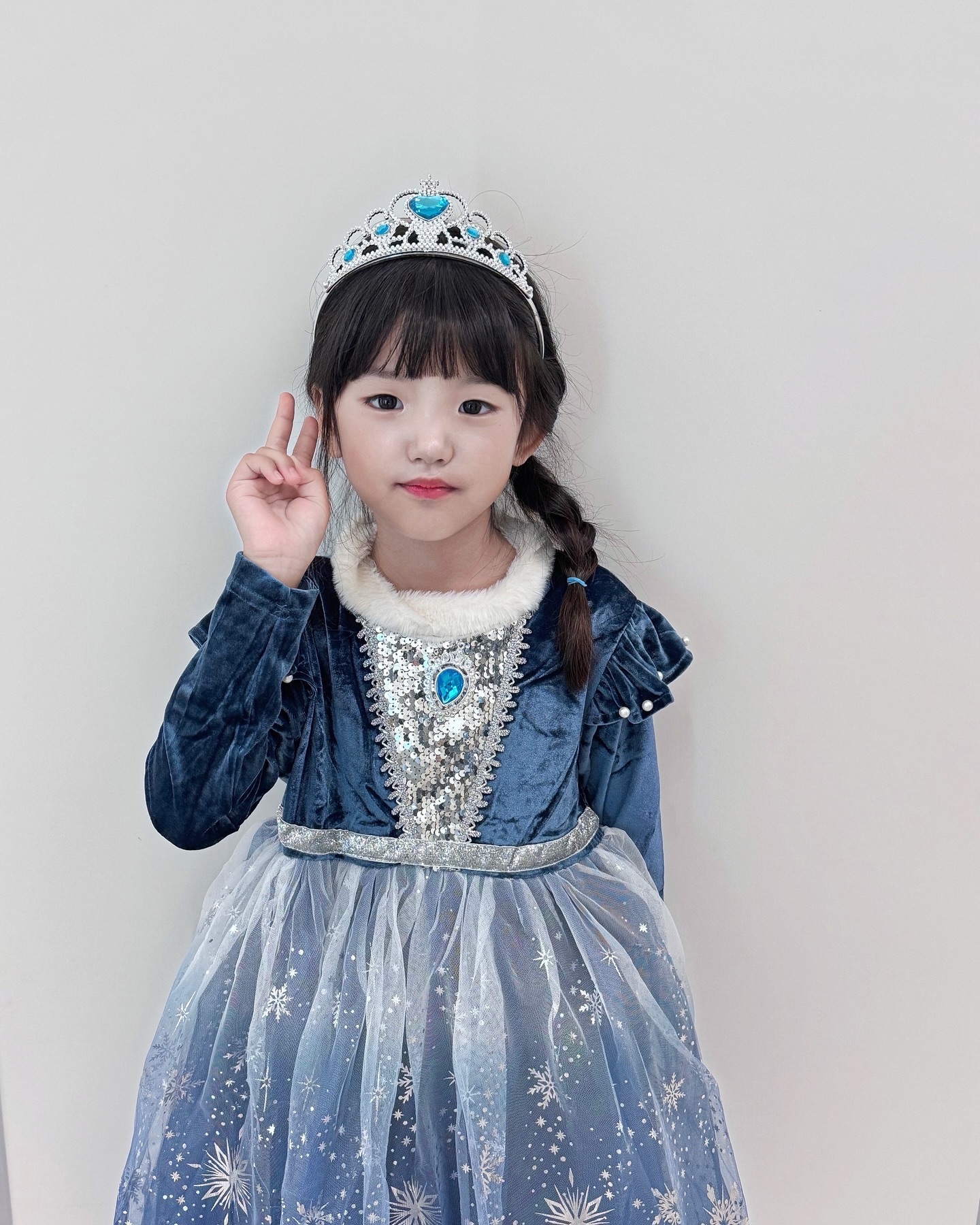 #할로윈데이 

혜린이의 픽은 엘사공주❄️
덥지않겠냐니 손풍기를 들고서라도 이걸입겠다는 의지!
그래도 너무 잘어울린다