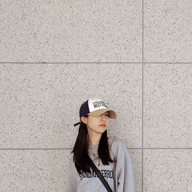 메렁이 패션일기🤍 on Instagram: "#광고 #협찬 #스탠다드에러  꾸안꾸로 입기 좋은 올드스쿨 맨투맨🫶 @스탠다드에러 유니섹스 올드스쿨 스탠다드에러 칼리지 클럽 세미오버핏 맨투맨 (멜란