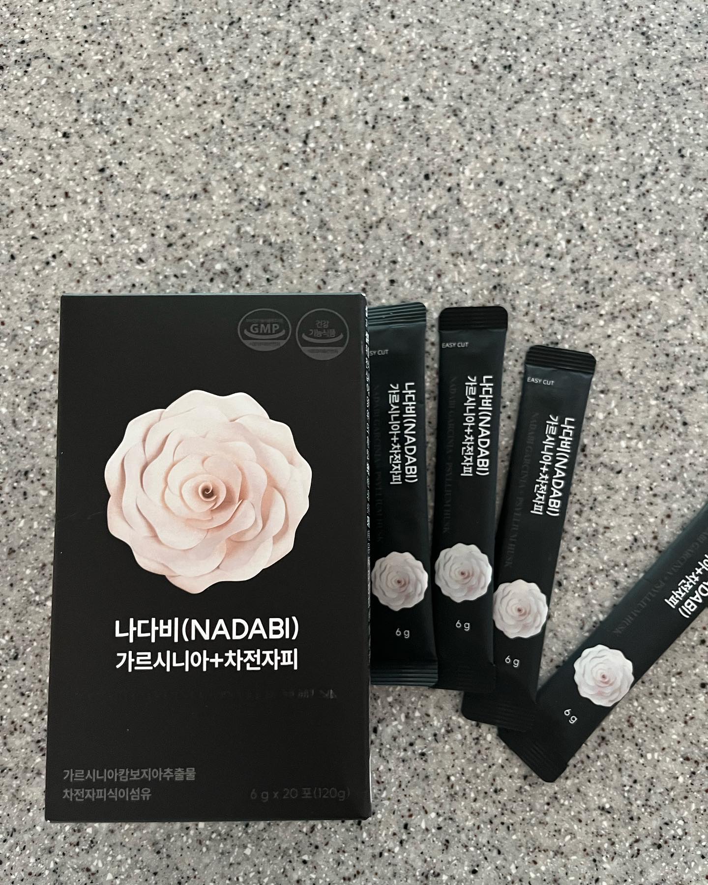 #협찬 

nadabilab 🖤

약사가 개발해서 더더욱 믿을 수있는 
차전자피+가르시니아 

“나다비” 👏👏

식사 30분전 물에한포 타서 먹어주면 식약처에서 
인정받은 건강기능식품인 차전자피 덕분에 포만감이 
생겨 식사량도 자연스럽게 줄어들뿐만 아니라 
배변활동에도 도움을 주고!!
가르시니아 성분으로 체지방감소에 도움까지 주는 
똑똑한 제품이에요!! 🖤

간편하게 한포로 관리할수 있어 추천드려용🖤
#나다비 #나다비가르시니아차전자피 #차전자피 #식이섬유 #가르시니아 #제품제공 #일반인모델 #관리 #관리하는여자 #다이어트식단 #다이어트보조제 #일상 #일상소통