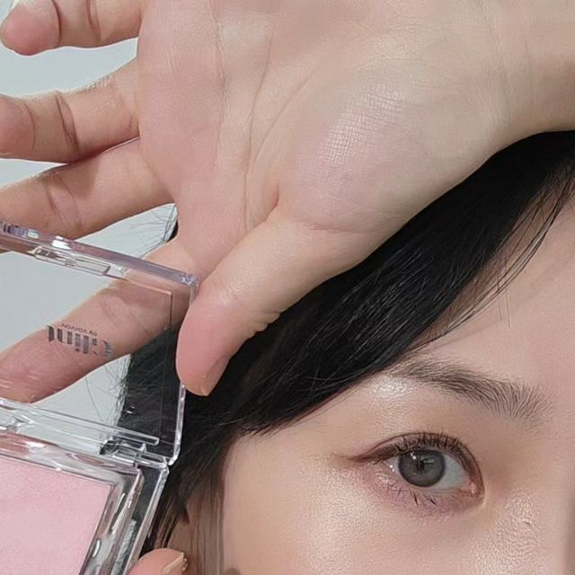 아티스트ㅣ윤시아 on Instagram: "#광고 @glint__official 반짝임에서 영감을 받은 '펄리 베이크드' 텍스처의 블러셔 ❤️ 글린트 첫탄생 블러셔 인데요. 💐 처음 이니까 얼마나 정성을 쏟았게요 !
