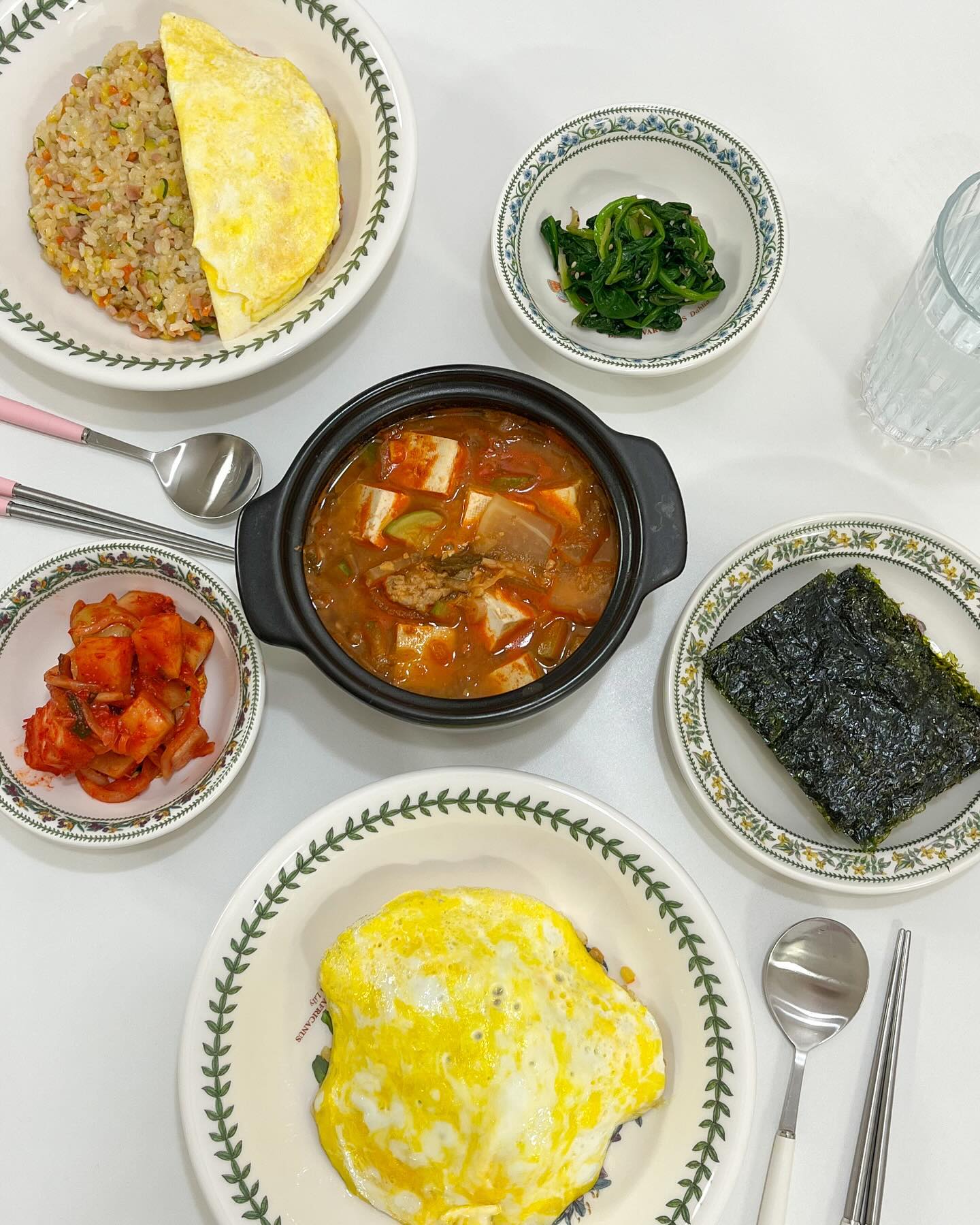 _
[야채볶음밥 & 청국장🍲]

오늘처럼 추운날엔 뜨끈한 청국장이 생각나요🤎
사실 개인적으로 엄청 좋아하는 메뉴 중 하나랍니다 ㅋㅋ
요즘 고기 너무 많이 먹은 것 같아서 나름 있는 야채 
몽땅 다져서 굴소스랑 볶음밥 만들고 무랑 두부 있길래
청국장도 호다닥 만들어 봤어요!

청국장 만드는건 진~짜 간단해요.🤓
무를 먹기 좋은 크기로 썰은 후 들기름과 함께 볶아준 다음,
물 붓고 끓을 때쯤 다진마늘, 김치, 양파, 대파, 고춧가루 넣고
된장도 조금 풀어줘요. 이후 청국장 넣어 조금 더 끓여주고
두부로 마무리하면 끝! 야매 레시피지만 맛있답니다 🫠🤪

_