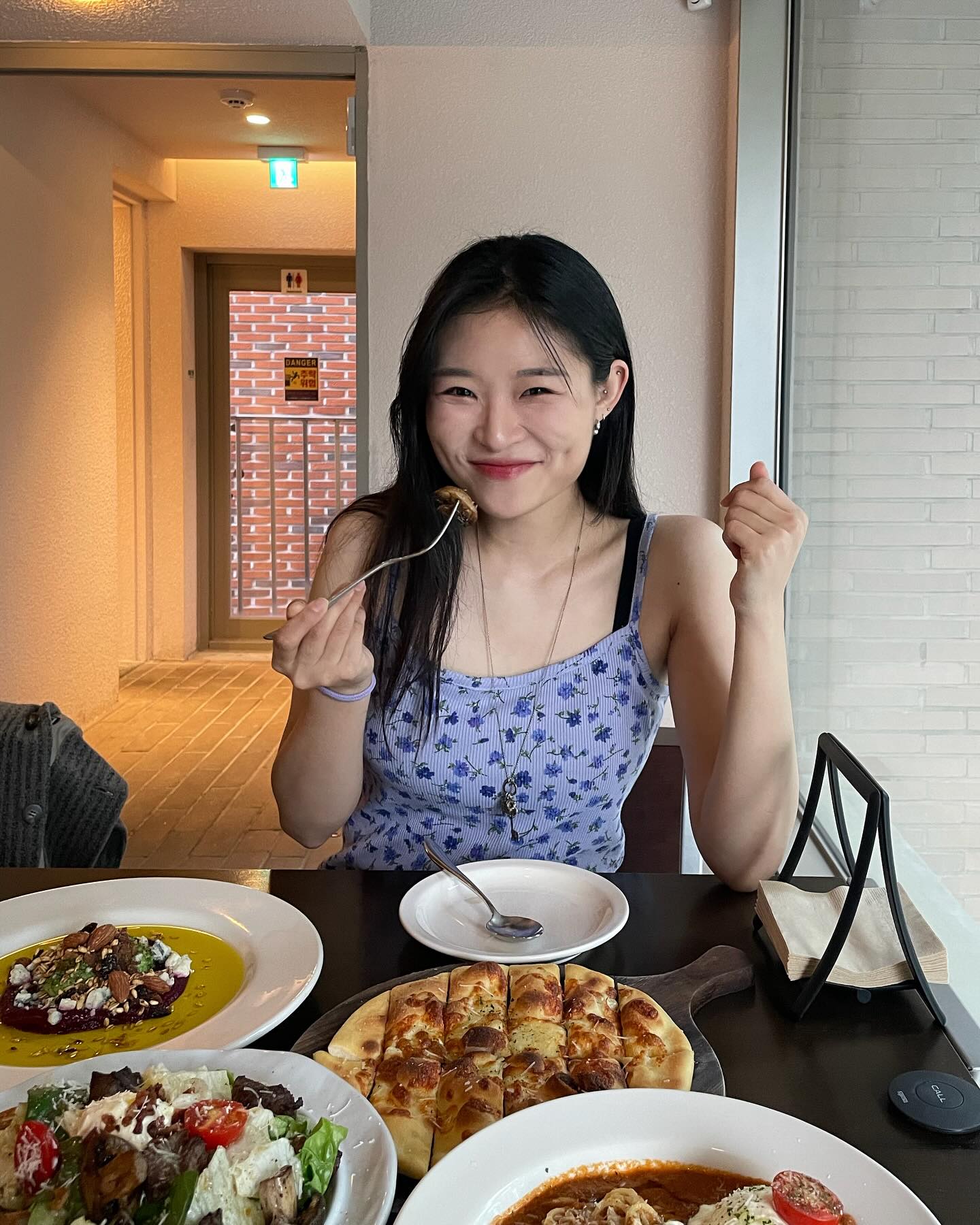 orlorestaurant  #협찬 
대구에 이런 곳이 있었냐구〰️〰️
알콜 없이도 이야기 술술 나오는 분위기 너무 좋잖아,,

해지기 전과 후 느낌이 엄청 다른 데 또 둘 다 매력있어ㅠㅠ
좋아하는 사람들 잔뜩 데려가고 싶은 곳..!.

딥피자는 비트, 아보카도, 올리브유로 건강한 조합인데 왜 맛있어..?. 먹으면서도 내내 의문제기한 사람 저요🧐❔

양이 많은 편인데 맛있어서 둘이서 메뉴 세 개 시켜서 싹-해치웠답니다^_______^

유명해져.. 아니 유명해지지마.. 아니 유명해져..

#앞산레스토랑 #앞산맛집 #대구앞산 #대구양식