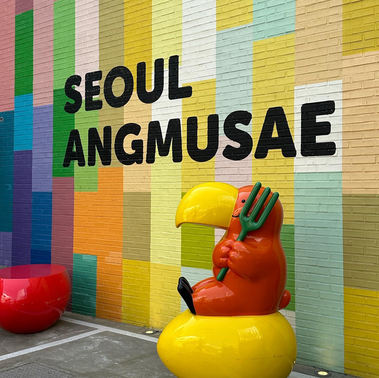 #서울앵무새
.
.
오픈할때부터 핫플이라서 갈까 말까 고민하던 중에 친한 지인이 가고싶다고 해서 멀고 먼 성수동 나들이 다녀왔어요‼️
역시 성수동은 핫플이라서 쉽지 않네요..🥲
카페 들렸다가 서울숲 산책하면 좋을거 같아요
저는 롤케잌보단 퀸아망이 더 맛있었어요~~
.
.
.
🎈서울앵무새
✔️서울 성동구 서울숲9길 3 
⏰매일 8:00~23:00
✔️아이스아메리카노 5.5
✔️딸기초코크림범벅퀸아망 8.0
✔️블루베리요거트롤 5.8
.
.
.
.
.
.
#daily#cafe#cafestagram#cafetour#instagood#selfie#pic#likeforlikes#성수동#성수동에서뭐하지#대한민국구석구석#서울에서뭐하지#서울#카페인테리어#신상카페#카페#카페계정#카페투어#카페소통#데일리#일상기록#좋반#좋아요#팔로우#맞팔#선팔#선팔하면맞팔가요