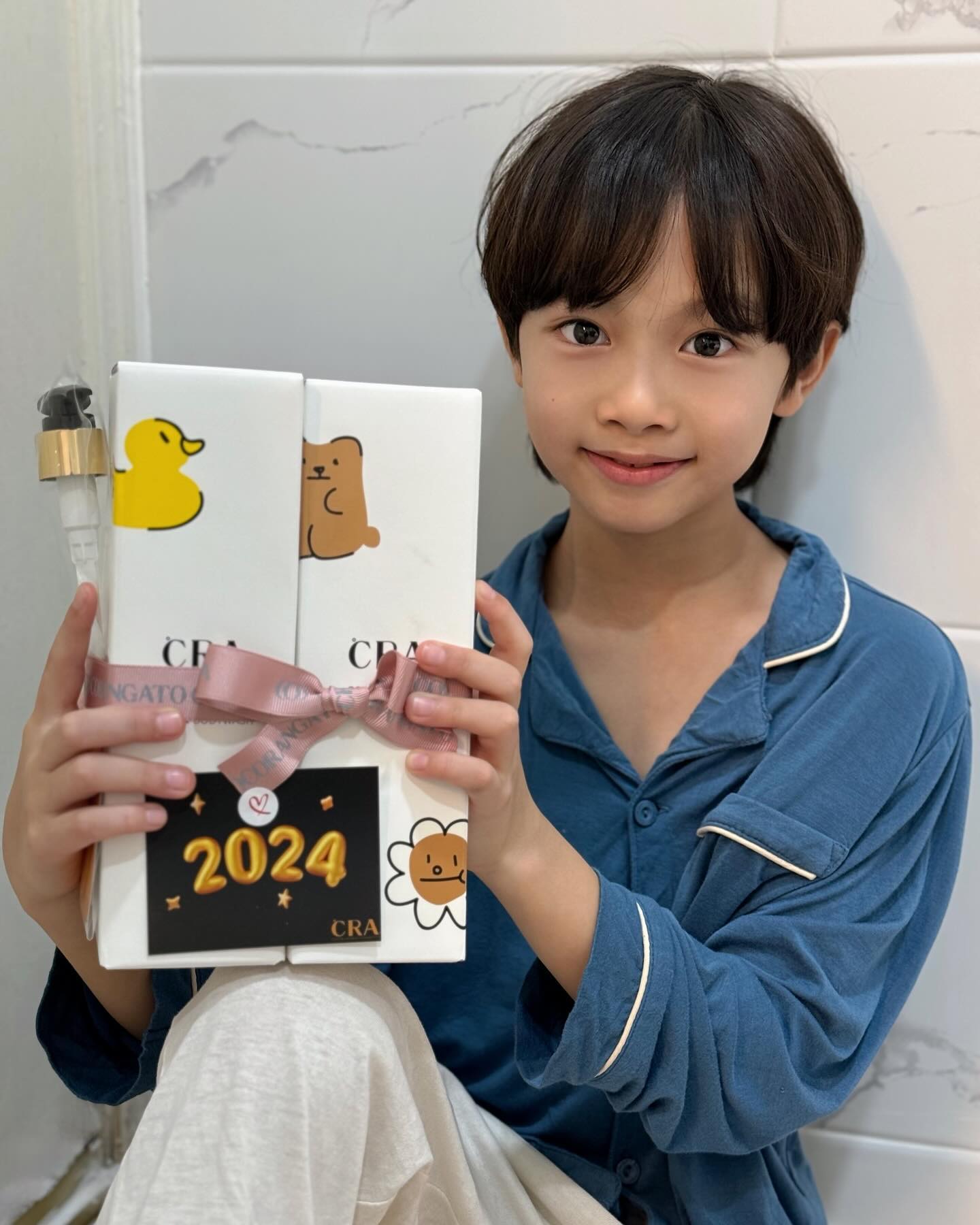 #광고 cocorangato_official 
황찬서 👉🏻 코코랑아토

.
.
.

겨울철 찬서 얼굴은
까슬까슬 합니다 🥲

건조한 요즘 날씨에 
촉촉 쫀득한 코코랑아토 ❣️

대용량으로 온가족 함께
데일리로 바르고 있어요 !

.
.
.
.
.

#코코랑아토 #유아로션 #온가족로션 #키즈로션 #어린이로션 #데일리로션 #바디로션 #바디로션추천 #주니어모델 #바디워시 #어린이바디워시