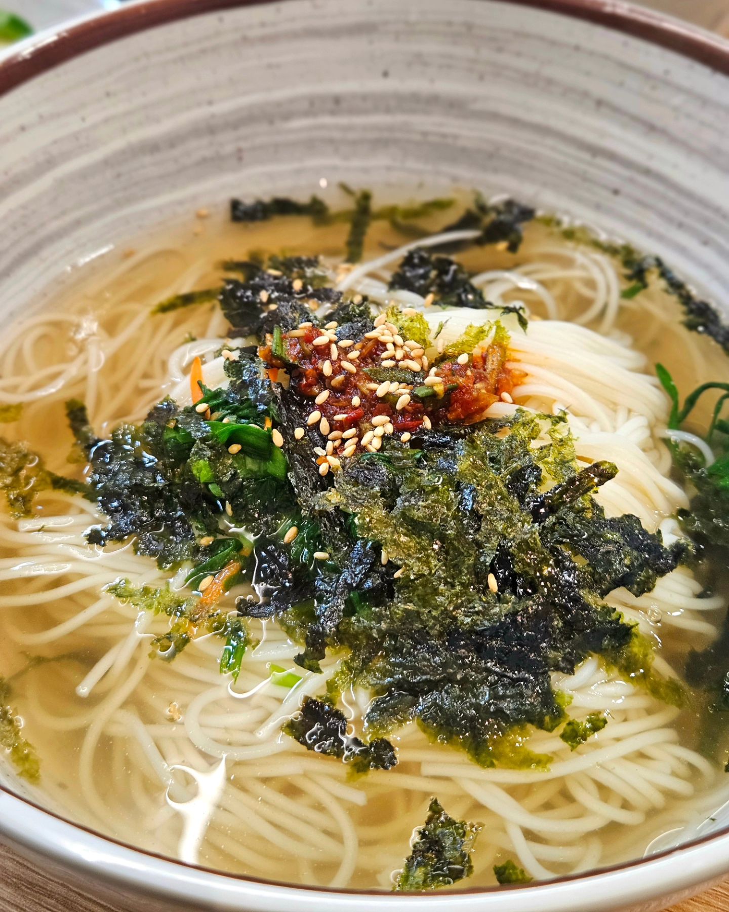 미치겠다 또 먹고싶네,,, 😋

양산 남부시장 근처 감칠맛 미치는 국수집🍜
깔끔한 멸치국수에 야들야들한 수육🥩
담백한데 계속 들어가는 마성의 김밥까지,,!!!
새콤달콤한 비빔국수까지 환상 😇

엄마국수의 모든 양념장들은 사장님이 직접 다 쑤고 만든 비법 양념장 🥣 

그래서 입 안에서 담백한데 은은하게 감칠맛이 계속 맴돌아,, 
이게 먹어본 사람들만 딱 아는 그 묘하게 중독되는 집밥.
이 집 잘한다 정말~

엄마국수,
엄마의 마음으로 만들었는데 왜 엄마 손맛보다 더 맛있는거죠? 🥲

📍양산 엄마국수
경남 양산시 북안남3길 6
⏰️ 매일 09:00 - 20:00 
📞 0507-1346-2295
✅️ 김밥 단체주문, 오전 포장주문 가능 
🅿️ 공영주차장 및 갓길 주차가능

#양산맛집 #양산신상맛집 #양산남부시장맛집
#양산남부시장 #양산국수 #양산남부시장국수 #양산국수맛집 #양산김밥맛집 #양산맛집추천 #양산남부동맛집 #양산김밥 #양산남부시장김밥 #양산북부동맛집 #양산 #남부시장 #남부시장맛집 #남부시장국수 #남부시장김밥