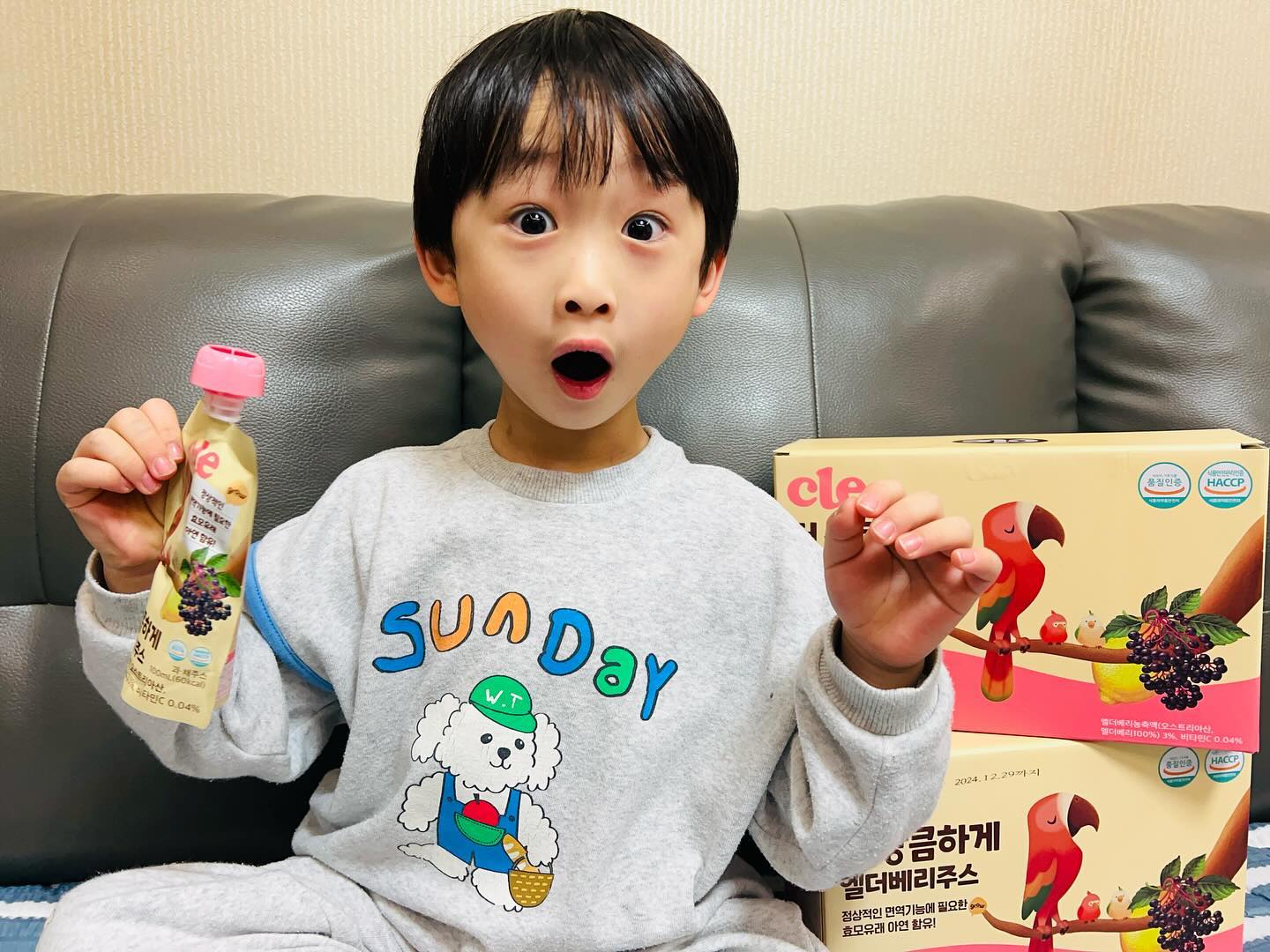 ⠀
#협찬
⠀
주스가 너무 맛있어서 놀란 서윤이
이유식, 유아식만 판매하는줄 알았던 푸드케어에서 아이 면역까지 생각한 유아음료가 있더라구요
⠀
더 상큼하게 엘더베리주스는 HACCP 마크 획득한 어린이기호식품으로 설탕과 감미료 Zero 주스에요
정상적인 면역기능에 도움되는 효모유래 아연도 들어있어 맛과 면역 모두 챙긴 유아음료랍니다~😍
⠀
📍푸드케어 클레 foodcare_cle 

#부산#부산맘#동래맘#아들맘#아들육아#7세#유아음료#유아간식#어린이주스#아기간식#아기주스#엘더베리주스#면역#아연#아연주스#설탕없는주스#육아소통#육아스타그램#푸드케어#푸드케어클레#푸드케어엘더베리주스⠀