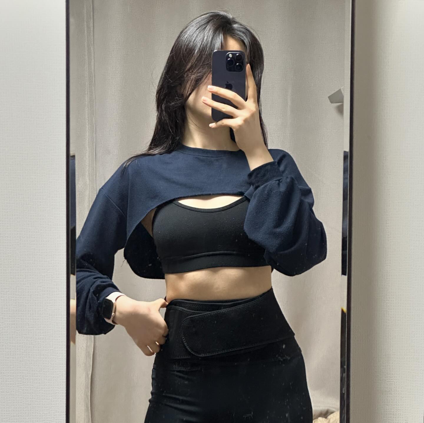 허리 딱 지켜!👏
의자에 오래 앉아 있었더니,, 허리가 쑤시던데,,
자세 바르게하고 앉아 있어야 하는데 
의자에서 점점 내려가는,, 궁딩이 

제가 코어 운동을 하는 이유 중 하나가 
허리,,통증 때문인데
요즘 다시 허리가 아프더라구요 

제가 다이어트 하려고 허리 복대는 자주 해봤는데
복대랑 허리 보호대는 많이 다른 것 같아요

일반 보호대도 허리를 잡아줘서 허리 아플 때도 착용했는데
보호대는 정말 차원이 달라요! 허리를 훨씬 더 안정적으로 받쳐주고 허리 중점으로 설계되어 있어서 허리 라인에 맞춰서 편안하게 착용할 수 있게 설계되었더라고요~

제가 착용한 제품은 aider_inc 에이더 백업 허리 보호대인데 
착용해 보니까 부모님께 꼭 선물 드리고 싶더라고요
3중 고정 스트랩으로 허리를 안정적으로 받쳐주고 어에매쉬로 통풍동 잘 되다보니까 장시간 착용해도 되겠어용!
그리고 허리 쿠션감이 장난 아니에요~~
5mm쿠션 패드가 들어가서 폭닥폭닥 완전 푹신!! 
완전 효도템!