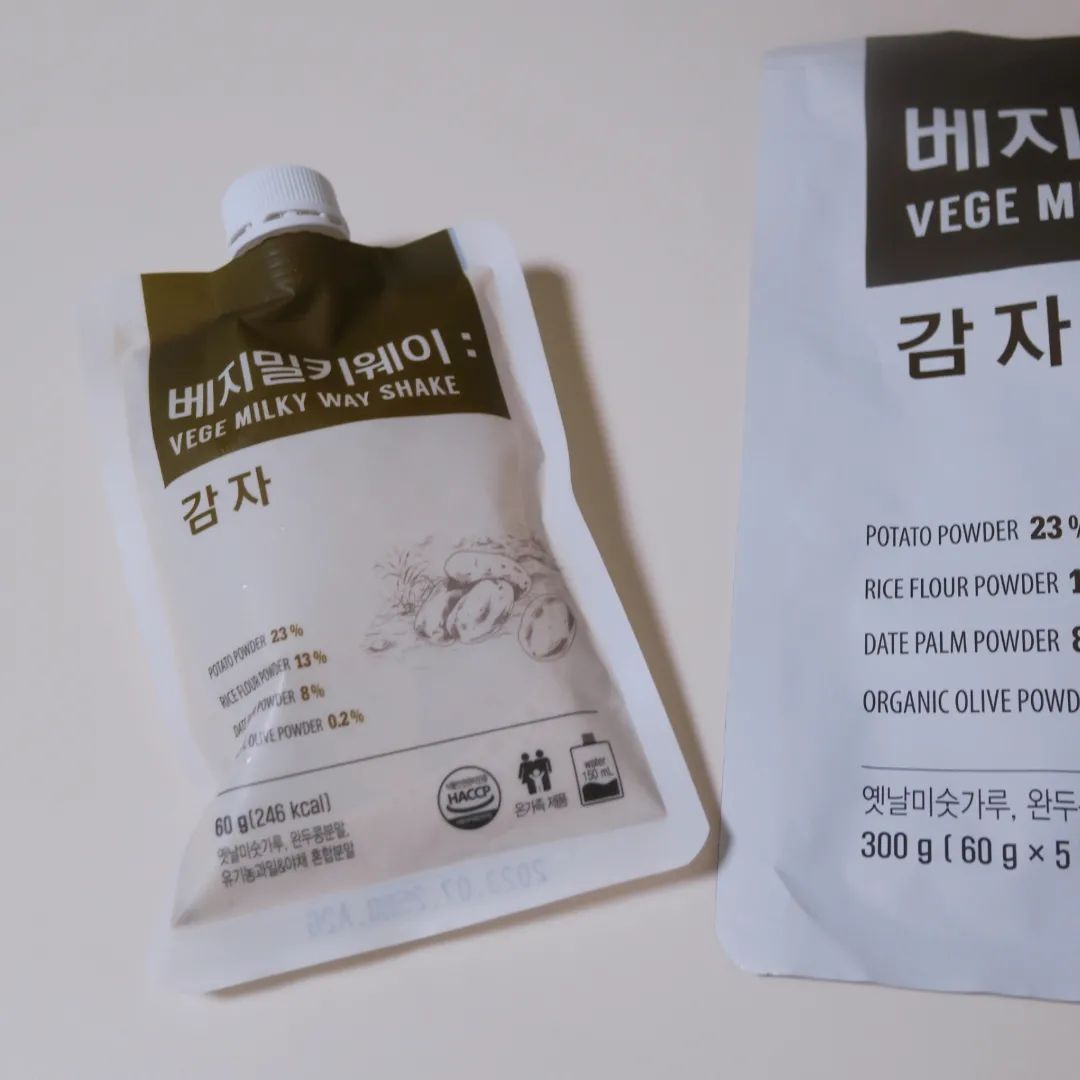 #할인구매 clean24_official #비건쉐이크 #감자쉐이크 #베지밀키웨이 #식물성원료 #유당불내증제품 #유기농 #신상품나왔을땐 #08L #공팔리터

단백질, 탄수화물, 지방까지!
베지밀키웨이 감자쉐이크, 간편하고 맛있다
물만 부어마시면 되니깐 한끼 간단하지만 배도
부르고 유당불내증있는 사람도 걱정없이 섭취할
수있으니깐 건강간식으로 좋다능♩