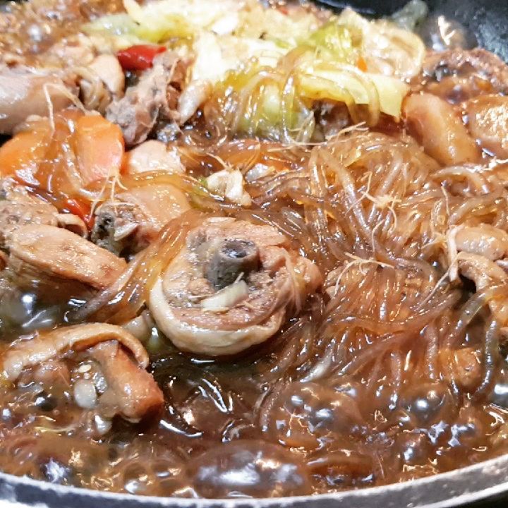 《안동찜닭전문점촌닭》
집에서 택배로 즐길 수 있는 간편밀키트.

👉 식객의 허영만님이 인정한 맛.
👉 영국, 일본에서도 방영된 맛집.
👉 초음파세척기를 이용한 위생적인 업체.
👉 12가지 약초와 능이버섯의 향기.

제품을 받아 간편하게 조리만 하면 되는 밀키트제품으로, 안동찜닭을 그대로 느낄 수 있어요. 이마트, 신세계에서 주최한 음식경연 대회에서도 우승할 정도로 맛은 검증 완료.!

안동지역 양계장에서 2~3개월 자란 1.3kg 최상급 육계를 사용해 육질이 부드러워요.

당일새벽 재료손질하고 당일 요리한것만 판매하는 원칙과 제조과정부터 배송까지 철저히 위생을 신경쓰는 착한업체.

찜닭 좋아하시는 분들 꼭 이용해보시라고
안동찜닭밀키트 제품 추천드립니다.!

🔎네이버 스마트스토어 : 안동찜닭전문점촌닭

#안동찜닭전문점촌닭
#안동찜닭추천
#캠핑닭요리
#안동찜닭택배
#안동찜닭밀키트
#간편밀키트