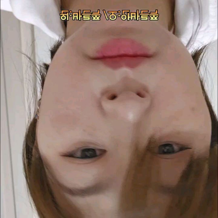 #협찬 #터치인솔 #touchinsol #글래시스킨밤 #광채크림 #물광크림 #올인원크림 #수분충전 #베이스프랩 #베이스크림 #프라이머 #메이크업베이스 #수분크림 #수분프라이머 #메이크업크림 #영양크림

[올인원글래시 스킨밤]
수분+프라이머+광채
3in1 멀티밤 제품!!
크림제형이라바르기 편하고 
피부에 바르면 수분이 쫙~하고 퍼지면서
광채 빰빰!!

프라이머 기능도 있어서 모공도 숨겨준다~
반은 바르고 반은 안발라 봤는데,
확실히 글래시 스킨밤 바른쪽의 주름이 덜 잡히고 모공도 작게 느껴져서 피부가 고와 보이는데~ 
실제로 건조함 느낌도 덜 하다.

톤 업 크림 바르는 것 중 바르고 몇시간 지나면 
막 세안하고 싶을 정도로 건조해지는 톤업하고 같이 발랐는데 스킨밤 바르고 톤업 바른쪽은 건조함이 덜 했다~

끈적임이없어서 사용하기 좋다~

#쿨톤소프트 타입 피부라 피부화장에 신경쓰라는데~ 찰떡인 스킨밤인듯!!