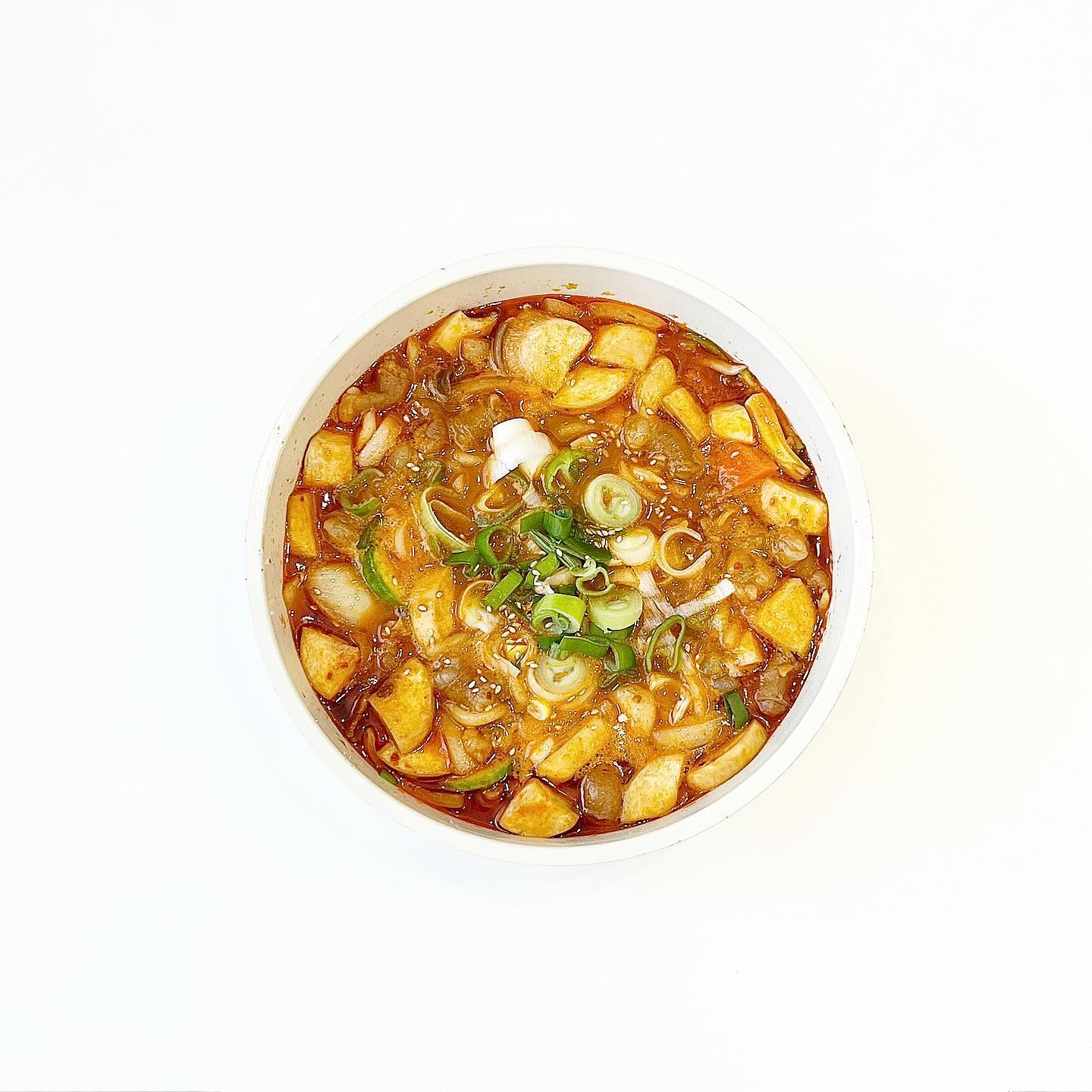 📍짜글이곱창전골

으슬으슬 추운 날에 생각나는 맵고 칼칼한 국물 요리🍲
한국사람이라면 무조건 좋아하는 곱창 전골을 집에서
간편하게 만들 수 있는 밀키트가 있어서 구매해보았어요!

양파, 버섯, 당근 등 손질된 야채와 곱창 소스를
10분 동안 조리하면 근사한 전골이 뚝딱하고 완성되었어요
취향따라 참기름이나 땡초를 추가하면 더 맛있음😎

살짝 남은 국물에 냉장고에 있는 밥과 김가루를 볶아주면
K-디저트 볶음밥도 먹을 수 있는 짜글이곱창이었어요❤️
곱창전골 덕후들이라면 꼭 한번 드셔보시길 강추!!

88mukjago_makchang 

#먹자고막창 #짜글이곱창 #곱창전골
#곱창밀키트 #밀키트추천 #전골밀키트