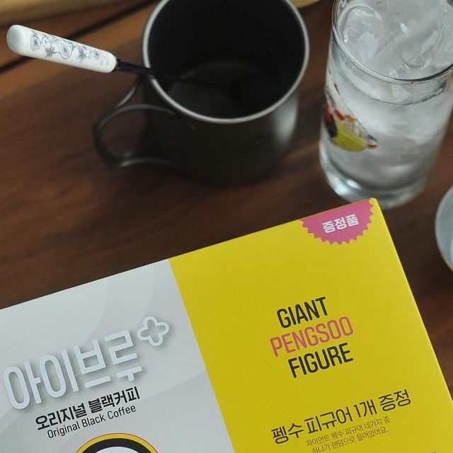 캠핑해봄 on Instagram: "#협찬 . [맥널티 아이브루 플러스 블랙커피+펭수 피규어] . 펭수 피규어와 세트로 구성되어 있는 맥널티 아이브루 플러스 오리지널 블랙커피 입니다💁🏻‍♂️ . 저는