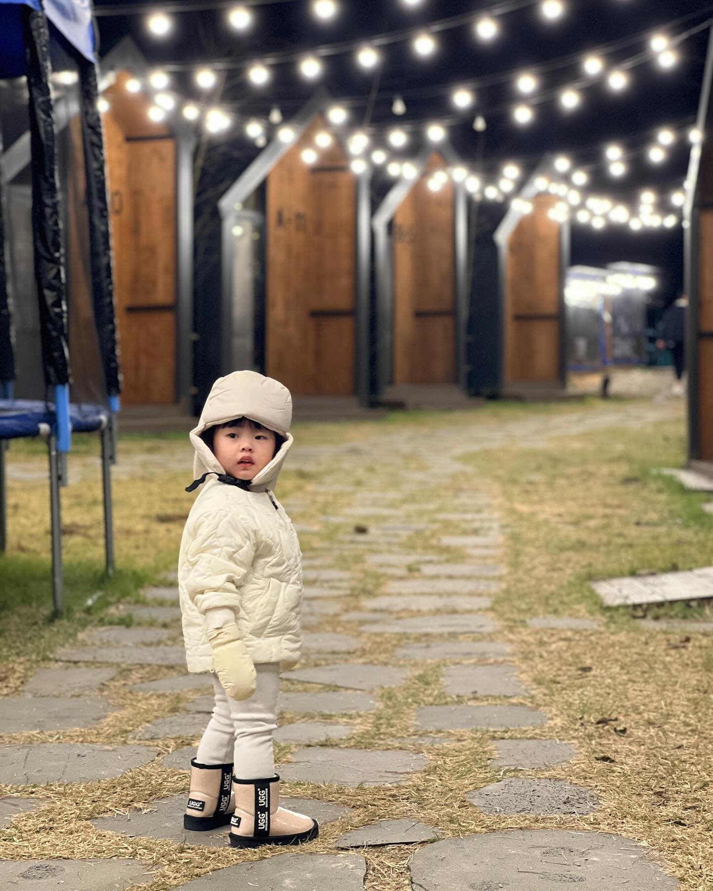 #협찬 감성바베큐 대덕별장🏕️

캠핑이 그리운 꿀딱이네집, 애견동반도 가능한 감성바베큐장 ‘대덕별장’에서 초대해주셔서 맛있고 재밌게 즐기고 왔어요 ˶‾᷄ ⁻̫ ‾᷅˵

대덕별장은 충남 당진시에 위치한 불멍가능+애견동반가능 한데다 개별룸을 인당 5,000원에 이용하면서 동물체험과 트램펄린도 무료이용이 가능한 감성 바베큐장입니다, 직접 이용해보니 분위기가 제대로 감성캠핑 느낌이였고 데이트하기도 좋겠고 사진찍기 너무 좋았어요! 아기들 간식이나 뽀로로 떡볶이 등등 또 여름철 모기 기피제 등등 세심한 품목까지 마켓에서 판매되고 있어 맨손으로 가도 되겠더라구요 :)

또 위치가 서울에서 그리 멀지않은 당진, 당진시내에서도 가깝고 당진 명소 아그로랜드와 피어라카페와도 20분 정도컷이라 당진여행코스로 딱일 것 같네요! 캠핑 가고싶지만 쉽지않다면, 간단히 감성캠핑 분위기내며 놀고싶다면 대덕별장이 딱이에요 ◡̎♡

🏷️ dd_villa
🏕️ 충남 당진시 대덕로 199

#협찬 #당진바베큐 #당진캠핑장 #당진토마호크 #당진데이트 #대덕별장 #불멍 #감성바베큐장 #바베큐맛집 #외식 #회식 #당진가볼만한곳 #당진여행 #애견동반여행 #애견동반