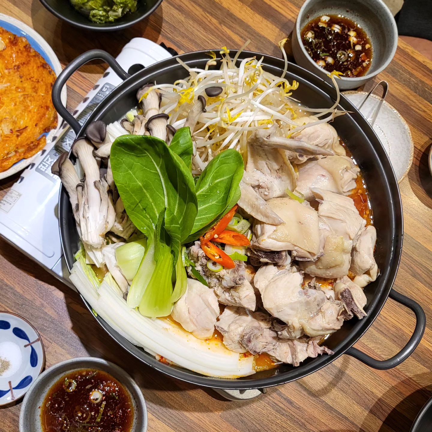 엄청난 양에 압도되는 닭한마리 맛집 #운정소바대장오이시 #협찬 

*주문한 메뉴*
닭한마리우동 2인 34,000원
탄산음료 2,000원 

운정소바대장 오이시에서 새로운 메뉴, 닭한마리우동이 생겼다고 해서 방문했다😊
김치전 반죽을 굽다보니 어느순간 나온 메인 메뉴  닭한마리 우동! 보자마자 엄청난 양에 압도 되는 듯 했다 ㅋㅋㅋ 
3인에게 2인메뉴를 추천 해주는 이유가 있었음...!! 
특제소스에 닭을 듬~뿍 적시고, 숙주, 버섯 등 여러 야채를 얹어 먹으니 완전 맛났다 😘 닭을 반정도 먹고나면 우동사리가 나오는데, 안먹었으면 후회 할 뻔 한 맛이었다. 쫄깃한 우동면이 완전 별미였음! 비록 배는 터질것 같았지만 🤣🤣
너무 많은 양이라, 우리 부부 둘이서는 다 못먹고 나왔지만,,, 남긴 메뉴가  계속 생각나던 운정소바 오이시!  다음엔 둘 말고.. 셋이상 방문해야겠다 😋

✔️3인->닭한마리 2인, 4인->닭한마리 3인 추천
✔️근처 공영주차장 주차 가능 (토,일,공휴일 무료)
✔️모밀, 양지살 우동 2인 이상 주문시 산더미 불고기 서비스

#산내마을맛집 #파주닭한마리 #운정닭한마리 #파주닭한마리맛집 #파주맛집 #리뷰노트