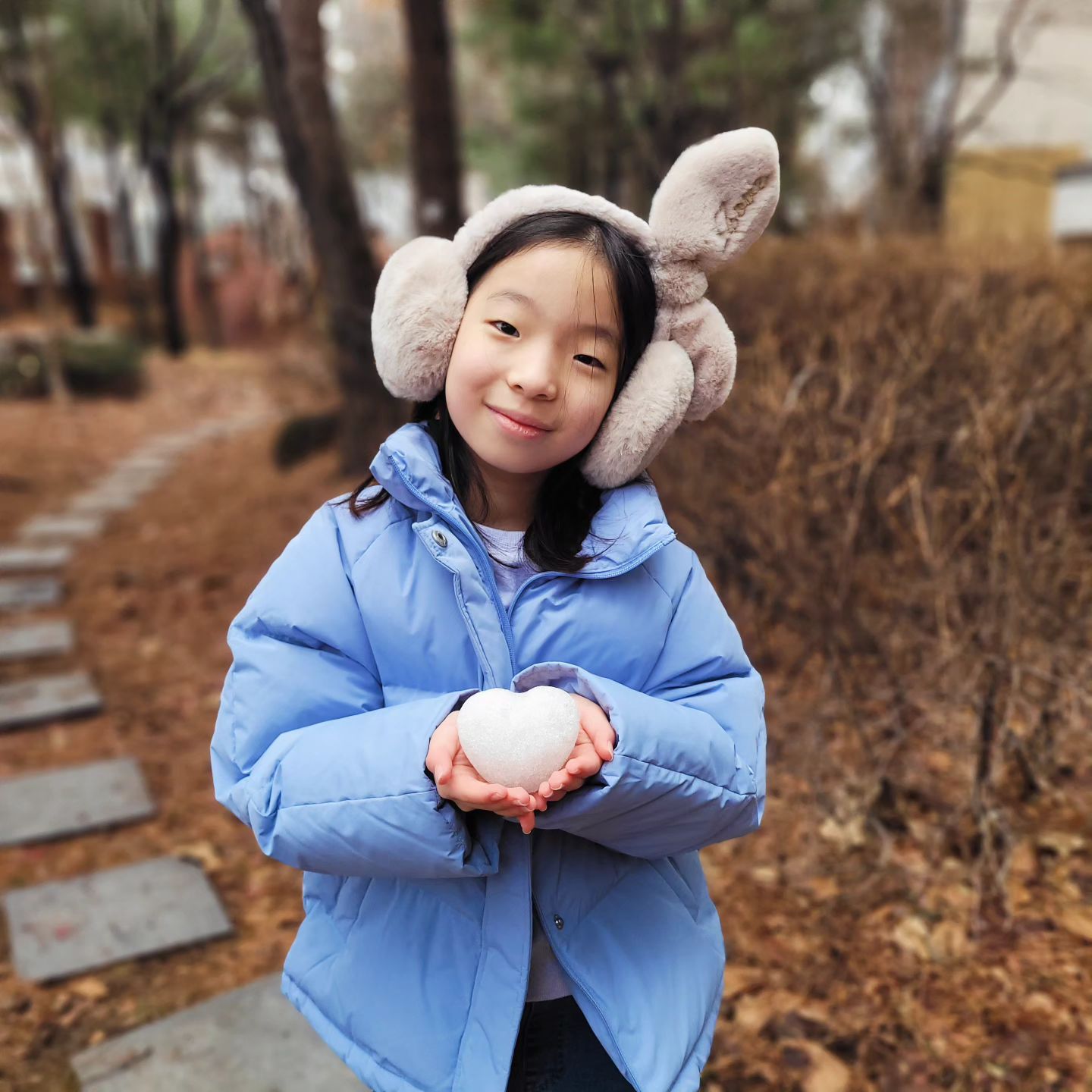 심심하다고
하트집게 들고 나가서 
하트 만들다가 사진만 찍고  손시렵다고
냉큼 집으로  ㅎㅎㅎ

#하윤그램 #하유니일상 #새해첫날
#집에서데굴데굴