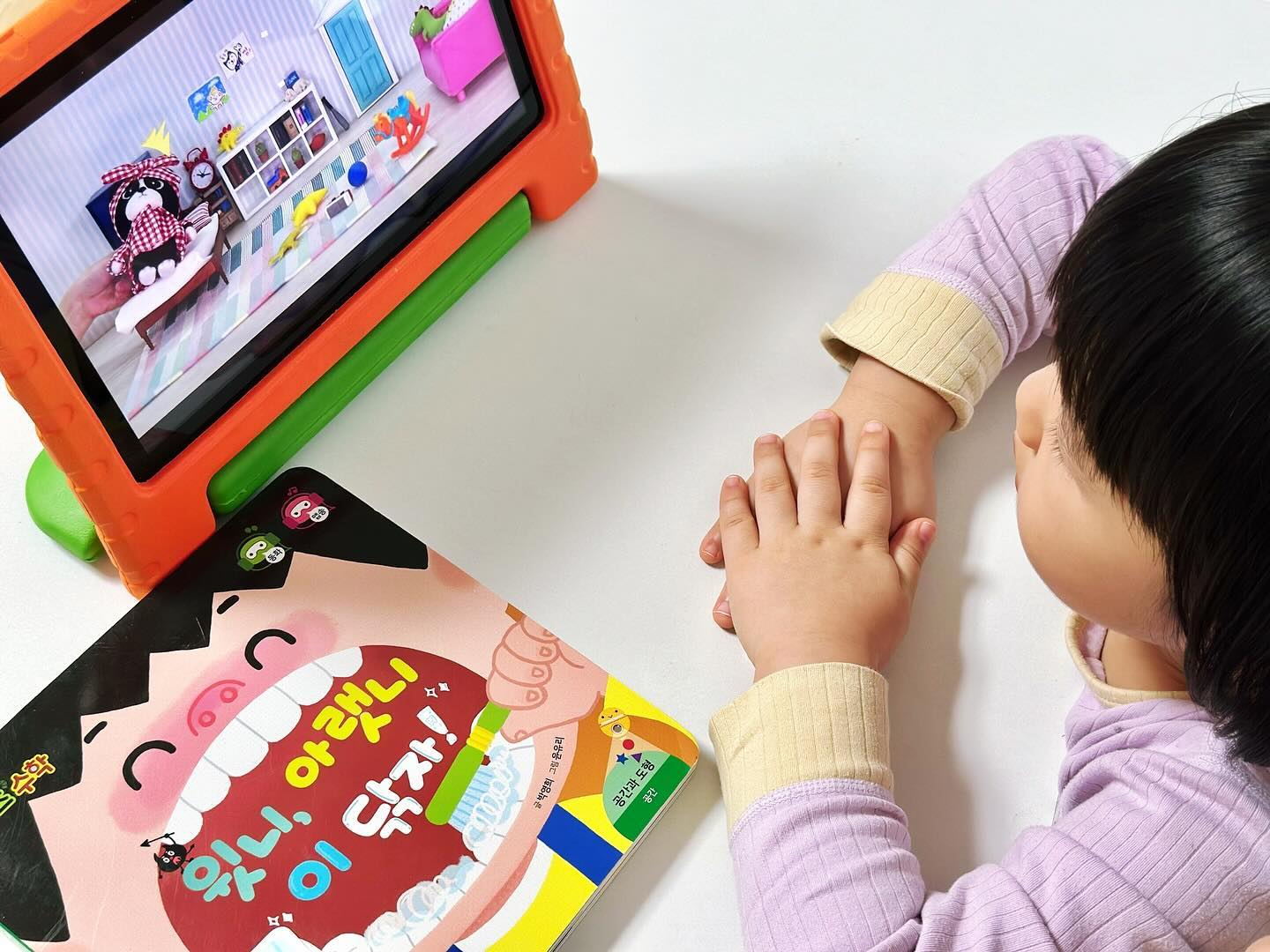 #광고 #빅키즈맘

형들이 하는건 모두 다 해야 직성이 풀리는 셋째이다보니
육아하면서 영상 노출을 더더욱 피할 수가 없는데요
아직 만 4세도 안되었다보니 
아무 영상이나 막 보여주기는 걱정되더라고요

요즘 쭈니는 리틀천재 유튜브 모야몽TV로
다양하고 자극적이지 않은 유익한 콘텐츠로 
올바른 미디어 생활 습관을 만들어주고 있는데요
모야몽TV 채널에 업로드되는 모든 콘텐츠는
유아 교육 전문가들이 자체 제작한 교육 영상으로 
안심하고 볼 수 있어요

특히 쭈니가 평소에도 좋아하고 잘 보고 있는 돌잡이시리즈는 물론
빅키즈시리즈 내용까지 재미있게 영상으로 볼 수 있어서
아이가 더 재미있어하고 흥미를 느끼는데요
​
​
”40년 교육기업 천재교육의 영유아 브랜드 리틀천재“
유튜브 모야몽TV는 믿고 보는 교육 영상이랍니다

요즘 잠자기 전 유독 양치하기를 거부해서
잠자리동화로 ”치카치카 양차하고 인형극 보면서 잠들기“를 보고 있는데
전보다 훨씬 수월하게 양치할 수 있어서
정말 고마운 모야몽TV에요

스마트 시대에 영상 노출을 피할 수 없다면
자극적이지 않고 유익한 리틀천재 유튜브 모야몽TV와 함께
즐겁게 육아해요💛

little_chunjae 

​
​
​
#리틀천재 #유튜브모야몽TV #모야몽TV #리틀천재유튜브 #잠자리동화 #인형극 #유아생활습관 #빅키즈맘15기
​