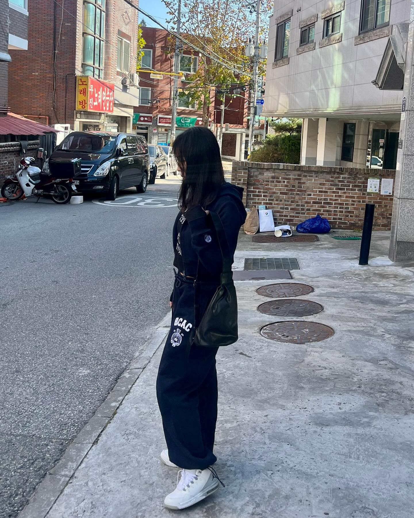 #협찬
요새 유행도 계절도 못 따라가겠는 할미..
추워지는 속도 너무 빠르다🥶

세개의 D링으로 토트/숄더/크로스백이 가능해서
요근래 데일리 백으로 사용하는 빈셀로 누보백
은근히 짐도 많이 들어가는 편이라 보부상도 가능!

#여성토트백 #여성숄더백 #토트백추천 #숄더백추천 #빈셀로