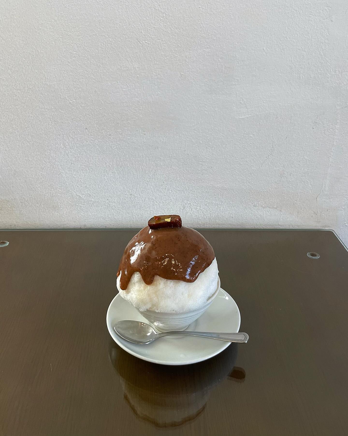 밤빙수 보고 꽂혀서 갔는데 역시나 너무 맛있었다🫢 
보늬밤 같은 게 덩어리 째 여러개 들어있고 팥이랑 견과류..
그냥 말모 조합!! 다른 디저트들도 맛있었지만
이집을 가게 된다면 단연코 빙수를 추천한다!
또 생각나는 맛🌰 다른 맛도 먹으러 가보고 싶넹,,ㅎㅎ🥹

.
.
.
.
.
.
.
.
흰다정
•강원 속초시 수복로 248
•11:00-19:00 (18:30 라스트 오더) 매주 수요일 휴무
•주차 가능 / 케어 키즈존
•빙수 맛집❄️