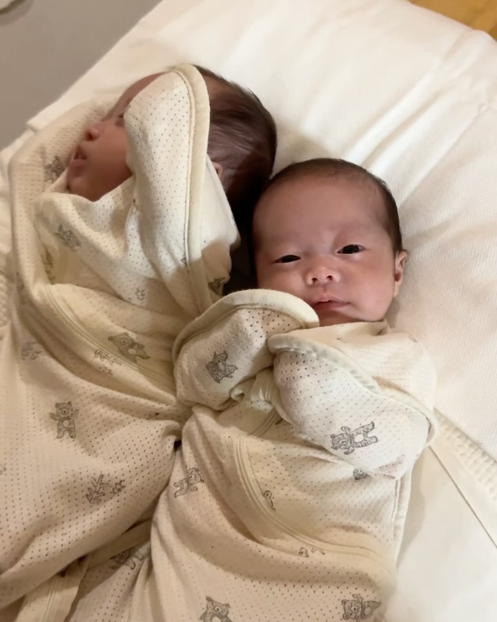 _20241011

새봄 예봄 인생 69일차

쌍둥이이지만 쌍둥컷이 얼마 없넹
쵸밥이랑 같이 찍은 사진도 얼마 없구
다음번에는 엄마랑 아빠랑 같이 찍쟈앙👼🏻👼🏻🤍

#쌍둥이 #딸둥이 #딸둥이그램 #twins 
#이른둥이 #니큐생활 #2month #태어나줘서고마워
#봄둥이네👼🏻 #자두자몽👼🏻 #애개육아 #우리쵸밥이❤️
#엄마가관리하는계정입니다 #accountrunbymom