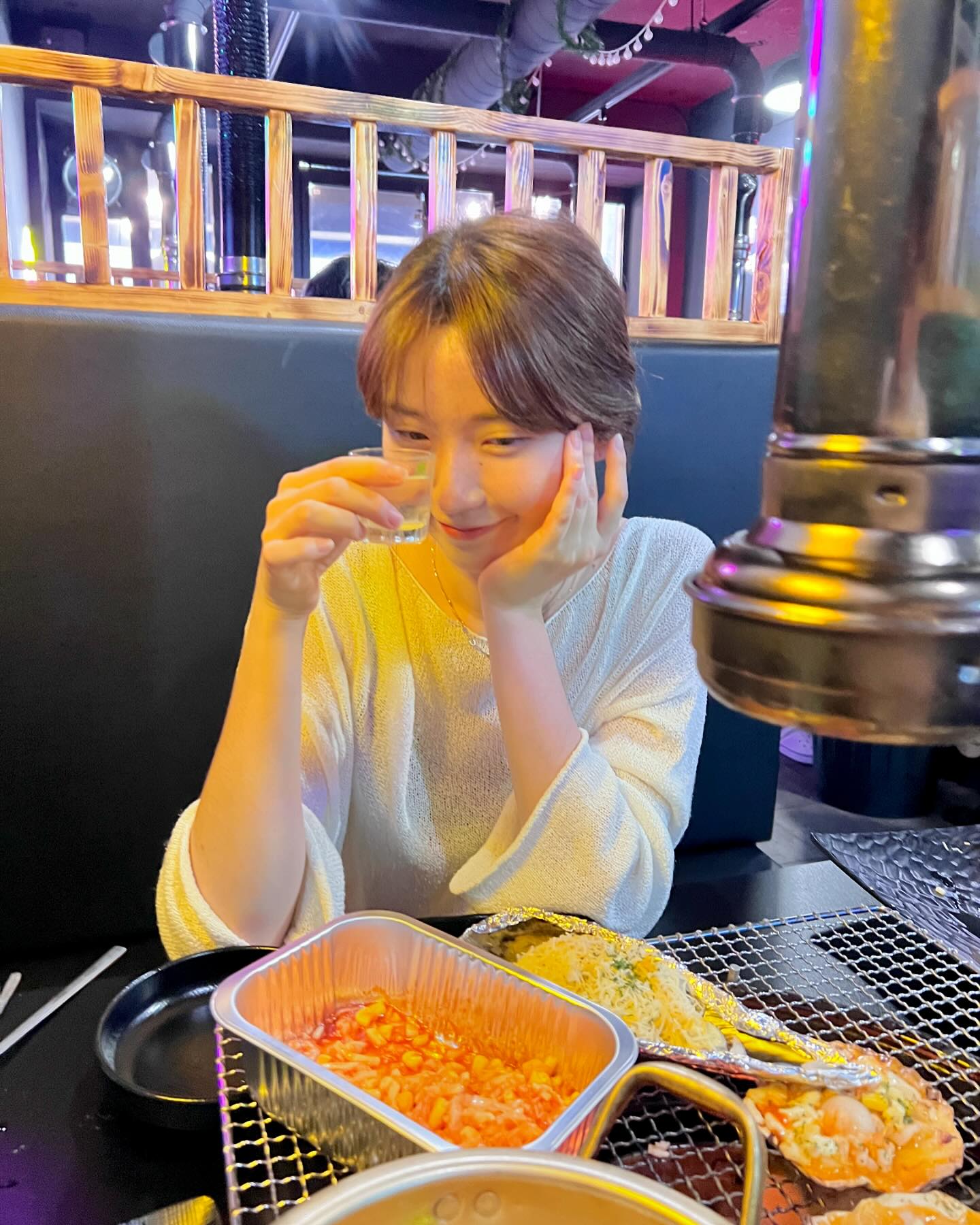 영앤핸섬 사장님들이 운영하시는 맛도리 조개구이집👏👏 7개월만에 소주,, 후후 안마시고는 배길 수 없었던 치즈버터조개구이╰(*´︶`*)╯♡ 새우 포함된 메뉴 시키면 새우머리 버터구이 무료로 만들어주신다구용💕 새우먹고 조개먹고 어묵탕(JMT)먹고 키조개먹고 새우머리버터구이먹고 부추전먹고,,, 너무너무 맛있었던 주말 먹부림🎶

#화난바다 #봉곡동맛집 #창원조개구이