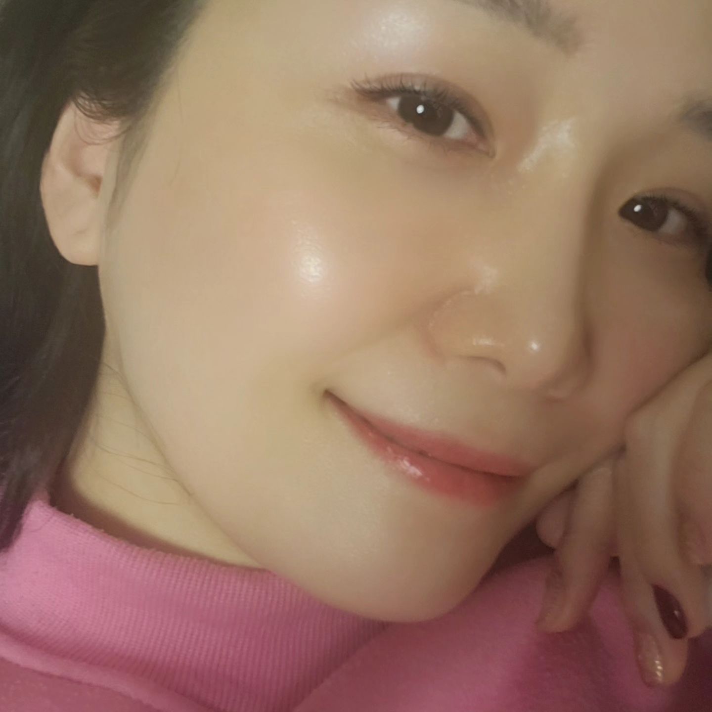 #제품협찬🙇‍♀️
.
.
.
광이 미쳤네ㅋㅋㅋ
이미 달바미스트때부터 홀릭이였지만
이번 달바올인원더블크림은 진짜 물광표현👍👍
화장하기싫은 생얼러들 완젼추천해요😌
.
.
영양크림리프팅과 보습크림의 광채효과로
얼굴에 입체적인윤광페이스 표현이 가능한 
보습광채&영양탄력 듀얼크림으로 4D 광채 탄력선사❣️
프리미엄토탈케어 올인원 더블크림!:)
.
.
크림이 두가지타임이라 어떻게 블렌딩하냐에따라
피부표현도 달라지고 그날그날 내피부컨디션에 맞게 
보습과 영양을 맞춤 커스터마이징해주는 반반크림🙊
.
.
특허받은 탄성 리포좀기술로
모공보다 무려 1/250 작은 나노사이즈로
피부 깊숙히 유효성분을 쏘옥😆
달바 세럼시즌 5의 67가지 성분인
화이트트러블과 비건단백질13종!
보습광채크림엔 백년초와 다중히알루론산등이
영양탄력크림엔 비건콜라겐과 식물성 스쿠알렌 PDRN등이!
.
까다로운 이탈리아 비건 V라벨인증을받은
저자극 고효능 고기능성 프리미엄비건성분으로
민감성피부저자극테스트도 완료했어요🥳
.
.
화장하는걸 싫어하는 저한테 요즘 가장 애정하는 화장품이랍니다❣️
.
.
.
#우리엄마도좋아해
#달바올인원더블크림#달바올인원크림#달바더블크림
#달바반반크림#역시달바#물광피부#광착피부
#달바크림#비건크림#효리크림#4D크림#이효리추천템