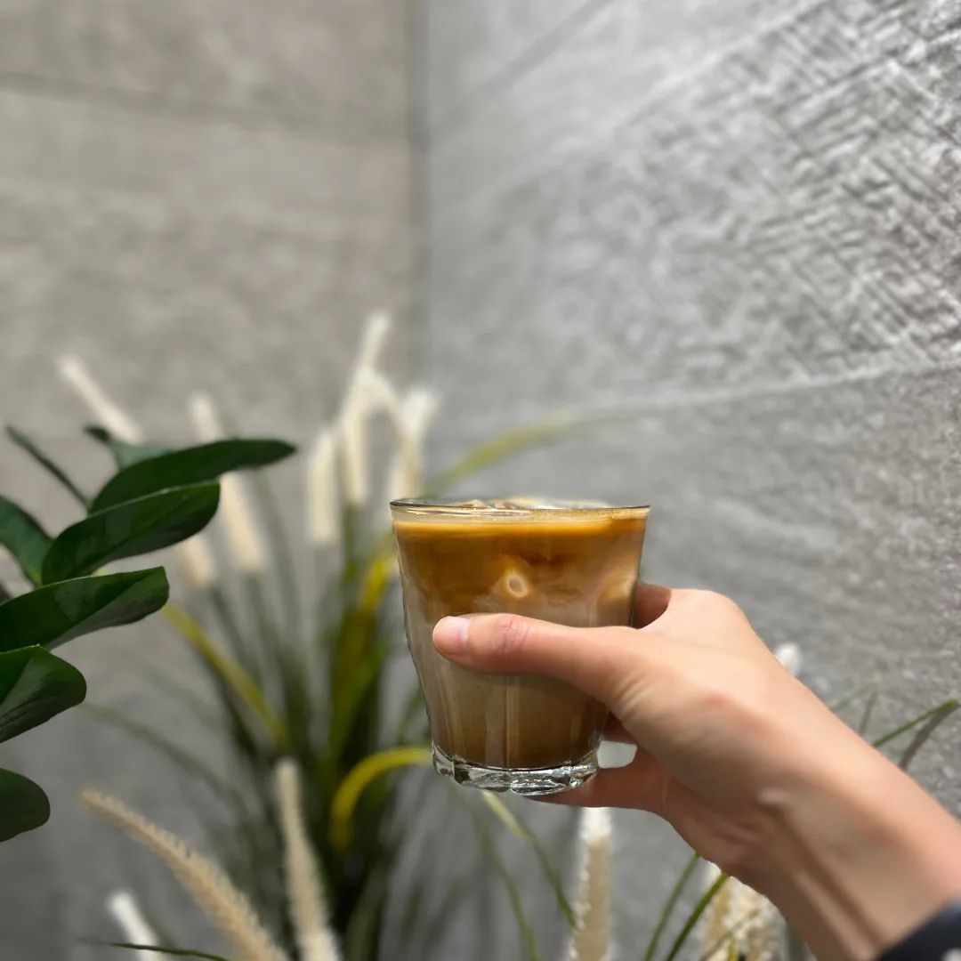 분위기 좋은 카페 찾았어요!!☕ 😋
 

카페 곳곳에 포토스팟 가득 보유하고 있는 
인스타 감성 뿜뿜한 cafe._elysian 
그냥 손만 쭉 뻗어도 인스타 사진 뚝딱이라는~

 

카페도 인테리어도 예쁘고 커피맛도 진하고 고소하니 
맛있어서 요즘 자주 가는 카페에요 

 

커피 한 잔도 감성적으로 먹을 수 있는 바로 그곳! 

 

앞으로 단골 카페가 될 예정❤ 
공간이 넓어서 편하게 쉬면서 책 읽기에도 딱! 📖 

 

거기에 맛있어보이는 베이커리까지 한가득이에요 🍞 🥯 🍩 
소금빵 맛집이라는 소문이 있던데! 
다음엔 소금빵 도오전~!🥐

 

#베이커리카페 #창동카페 #쌍문카페 #소금빵맛집 #커피맛집 #엘리지앙베이커리카페 #의정부카페 #의정부베이커리카페#AD