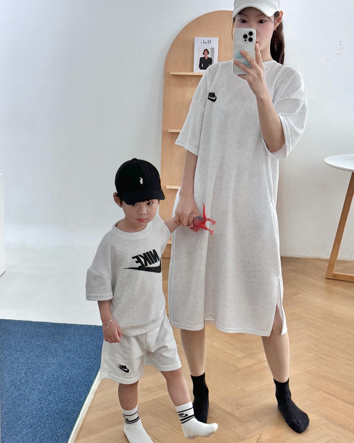 여름에는 뭐니뭐니해도 손이 자주 가는 상하복이
​
인기템이죠!! 
여름에 시원하게 입을수 있게
​
부드럽고 보들보들하고 시원한 원단 초초미니특양면으로 선보입니다.
​
받아보시면 깜짝 놀라실거에요 
착한가격이라고 저렴한 원단 쓰지 않습니다.^^
​
야심차게 준비한 기획특가 
아동 5~17호,
​
맘 원피스 커플룩으로 다양하게 준비했으니
​
맘사이즈 루즈핏으로 ~88까지 가능합니다.
​
​
모델사이즈
아동 - 7호착용, 103cm, 16kg
맘 - F착용, 166cm, 53kg (~88까지 가능)
​
​
색상 : (아동) 핑크, 소라, 노랑, 크림, 형광노랑, 백메란지
색상 : (맘) 형광노랑, 백메란지, 블랙
​
사이즈 : 5~17호, 맘F

가격
(아동) 5~13호 12,900원 / 15,17호 +2,000원
(맘) 17,900원
​
공구기간 : 4/15~4/22
​
배송기간 : 4/29~5/3
(원단 리오더시 평일+5일 지연)