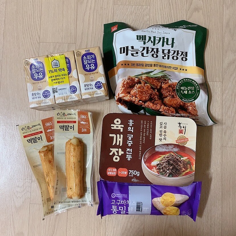 .
만 원 할인쿠폰 들어와서 급 주문한 ‘마켓컬리’ 추천템 💜🙋🏻‍♀️

1. 고래사 ‘떡말이어묵’ 🍢
한 번 먹을 순 있어도 한 번만 먹긴 힘든 맛
내가 어묵을 좋아하긴 하지만, 이 어묵 안에 들은 떡은 떡이 아니라 마시멜로적 식감에 가까움 🫓 ‘어떻게 이렇게 크리미하지?’
주변에 소개하는 순간, 다음부터는 늘 나눠 먹을 각오를 해야 함
1개에 3,000원이긴 하지만 무조건 2개씩 담게 됨
전자레인지에 보들보들 흔들리게 데워 먹으면 극락..!

2. 매일 ‘소화가 잘 되는 우유 미숫가루’ 🍶
미숫가루인데 연하고 가볍게 달달하면서도 보드라워서 맛있다
아이들 간식으로도 아주 좋을 듯!

3. 홍익궁중전통 ‘육개장’ 🥘
가끔 국거리가 없을 때 육개장을 잘 끓여 먹는데 여기저기 많이 먹어봤고 다들 기본은 하지만, 지난번 컬리에서 주문했을 때 아주 맛있어서 다음에 무조건 또 사야겠다고 생각했던 육개장! (*사진 있음 📸)

4. 멕시카나 ‘마늘간장 닭강정‘ 🍗
입 심심할 때 전자레인지에 데워 먹으면 바로 튀겨낸 바삭함은 부족하지만, ‘음? 닭강정 굳이 따로 시켜 먹을 필요 없겠는데?’ 항상 생각함
달달하고 꼬소하고 맛남!

5. 남향푸드또띠아 ‘통밀 고구마치즈 브리또’ 🫔
이건 통밀이 아닌 ❌ 버전만 먹어봄
며칠 전 새벽에도 맛나게 먹음, 고구마+치즈 조합이니 그저 감사하고 달콤함
통밀 버전이 살짝 칼로리도 낮고 단백질 함량도 높은 듯하여 이번에 처음으로 ‘통밀’로 주문해 봄 😊 해동 안 해도 맛있음

끄읕- 💜

#컬리추천템 #급발진 #마켓컬리추천템 #컬리추천 #육개장추천 #고래사어묵 #아이들간식