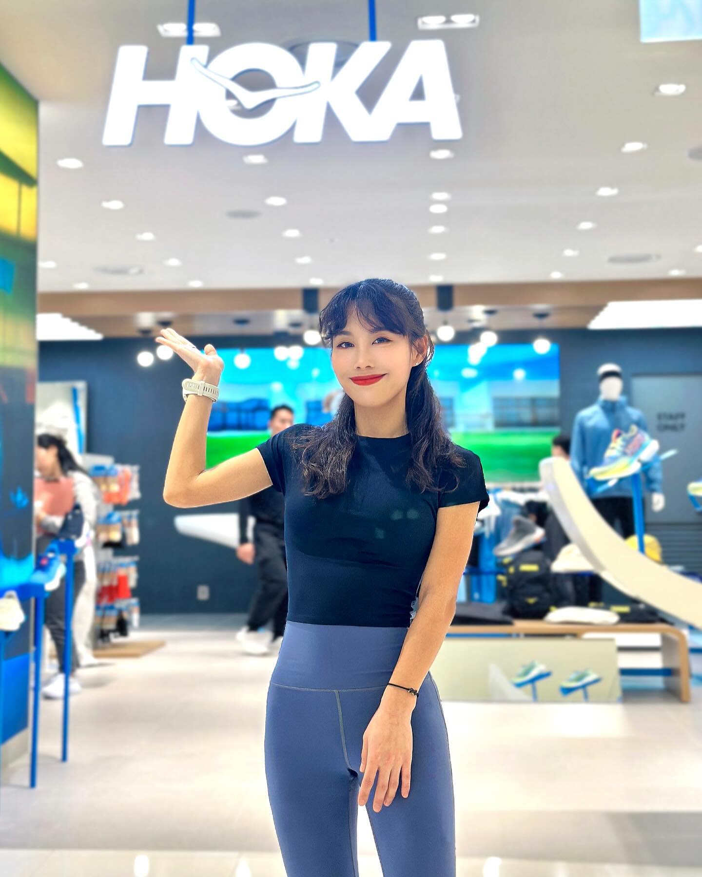#광고 #HOKA #호카 #FlyHumanFly 
hoka_kr 

드디어!! 2월 7일 저희 동네인 영등포 타임스퀘어에
국내 5번째 호카 매장이 오픈 했어요!!🎉🥳

매장에는 특별한 서비스를 제공하고 있어요.
매장 내에 설치된 트레드밀을 통해 제품 시착하고
테스트 러닝이 가능하고 3D로 발 모양과 사이즈를 분석해주는 
’세이프 사이즈‘을 통해 자신의 발에 맞는 
편안한 제품을 선택할 수 있어서 너무 좋더라구요👍🏻

현재 호파라2 단독 런칭, 30만원 이상 구매 시 3만원 할인, 
15만원 이상 구매 시 슈즈백 증정, 본디8/아나카파 등 최대60% 할인중 이니까 당장 달려가보세요💨

호카 혹하네.. ദ്ദി ͡° ͜ʖ ͡°)❤️