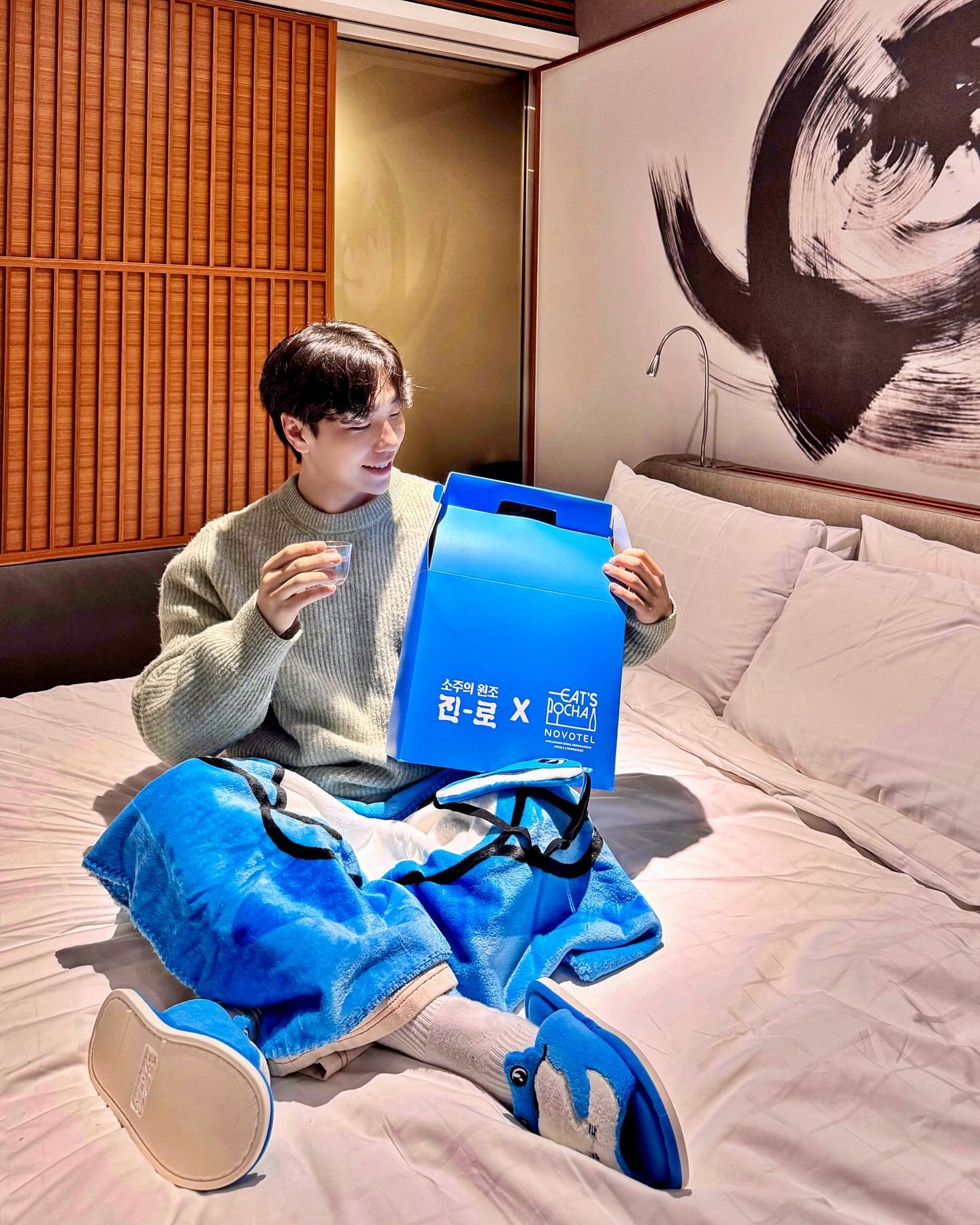 진로와 노보텔동대문이 만나 색다른 컨셉룸이 생겼어요!!
귀여운 진로 굿즈들과 함께 하는 호캉스 👍🏻
10층 잇츠두껍포차에서 고퀄리티 안주와 진로 먹고 객실에서 푹쉬다왔습니다!! 오랜만에 찐호캉스😍
조식할인권, 굿즈 득템하는 호캉스 패키지!!!

PKG예약 "노보텔동대문" 홈페이지를 통해 예약가능합니다!!
예약가능 사이트 정보
https://www.ambatel.com/novotel/dongdaemun/ko/main.do
.
.

#지금여기노보동 #노보텔동대문 #노보텔앰배서더동대문 #노보동
#서울호캉스 #동대문호캉스 #호캉스 #잇츠두껍포차 #호캉스즐기기#서울호텔추천