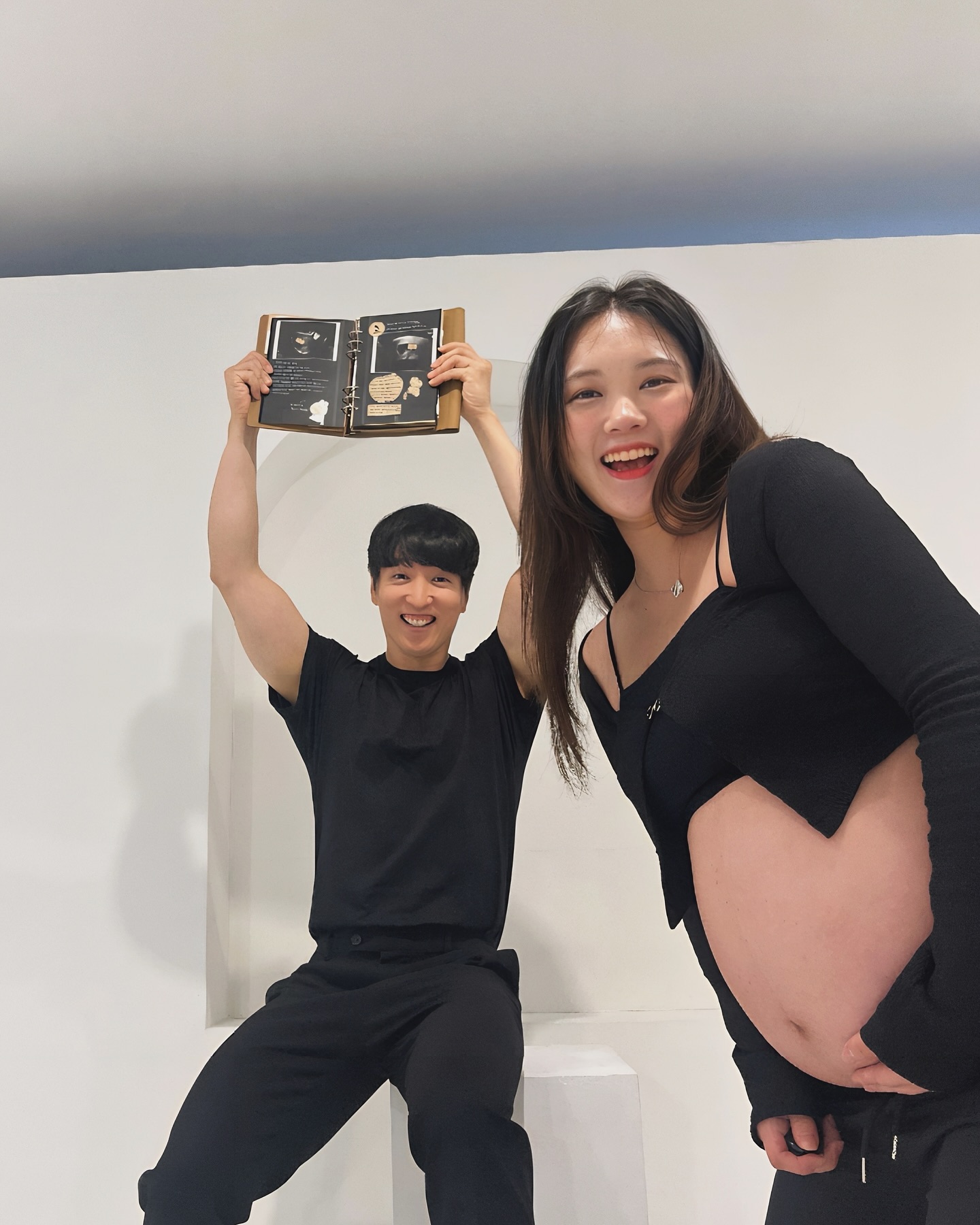 오늘 부부의날이래🩶
작년까진 부부만 우리에게 해당이 됐었는데 이제는 부모가 됐네
육아전투를 하느라 둘만의 시간을 보낸지 오래됐지만 앞으로도 서로 사랑하는 부부가 되서 연우에게 많은 사랑주는 부모가되자🩶
#부부의날