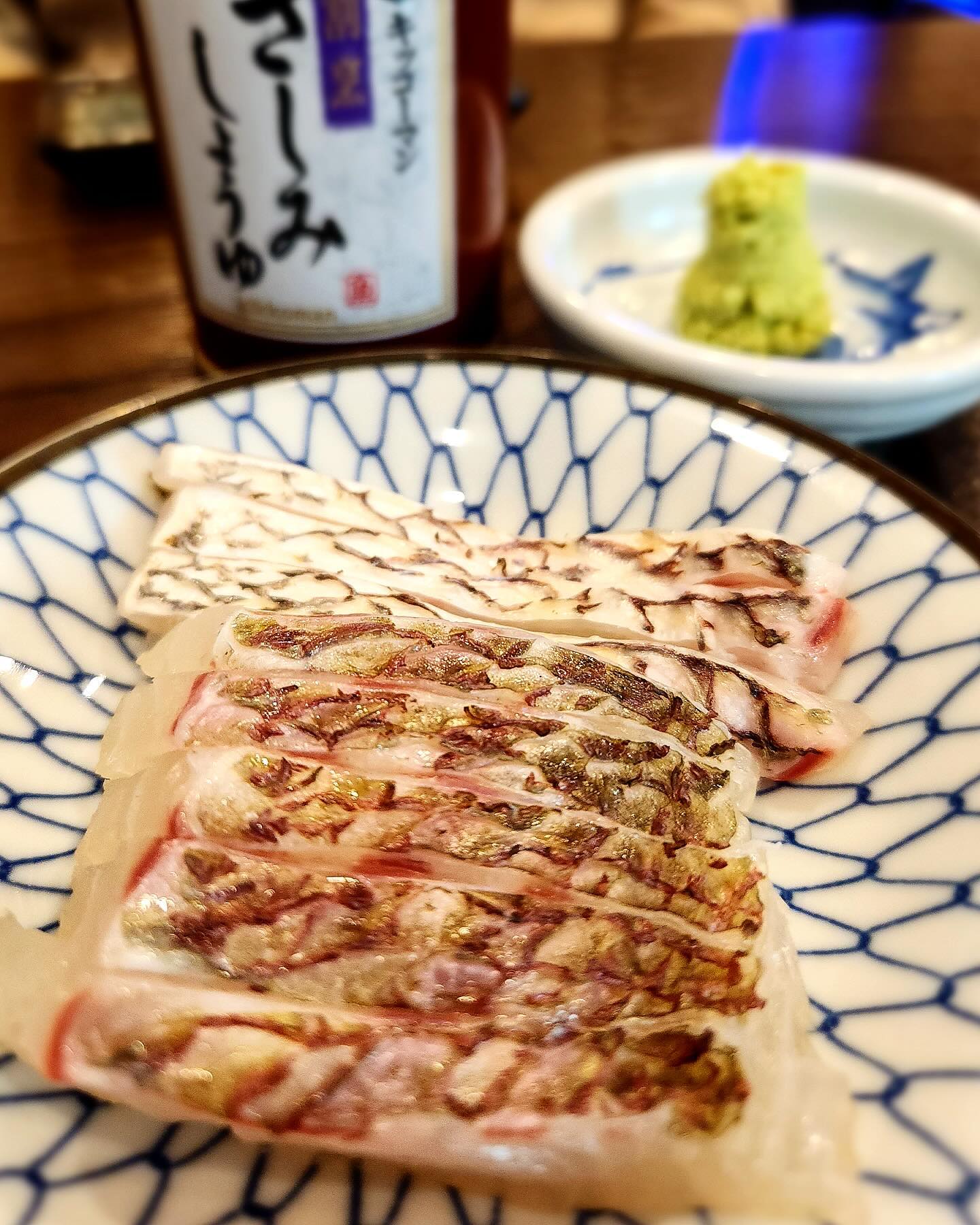 #협찬 도미요리 전문점 코미도리 역삼점에 다녀왔어요😊
저희가 먹은 건 돌솥밥세트🐽🐽 다시마로 숙성한 숙성회랑 대참돔 도미살이 올라간 솥밥, 각종 튀김과 도미지리탕까지 정갈한 구성으로 나와 든든하고 건강한 한끼를 즐기고 왔답니다.🤭
구성이 좋은 메뉴들이 있어 점심에도 저녁에도 역삼동 직장인들에게 인기만점일 듯🩷
🍄코미도리 역삼
🍄강남구 역삼동 722
#역삼역점심 #역삼역맛집 #역삼역솥밥 #코미도리