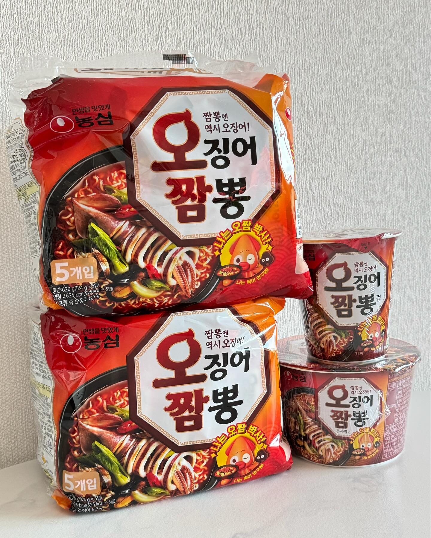 #광고  #농심

오랜만에 술을 좀 마셨더니 머리가 지끈지끈~
해장하려고 오징어짬뽕 끓여봤어요🍜
오짬 캐릭터가 바뀌었는지 뭔가 새로운 느낌!
새로운 캐릭터 오짬박사와 QR코드가 있어 스캔해보니
인증샷이벤트랑 고민상담소 이벤트 진행 중이더라고요!
오짬박사 고민상담소 시 소리 켬 필수 ㅋㅋㅋ 
(내가 좋아하는 명탄정 코* 남도일 목소리임)

오랜만에 먹어본 오징어짬뽕은 역시 너무 맛있어요.
오징어, 목이버섯, 양배추, 미역 등 푸짐함 건더기의 풍미깊은
국물까지 너무나 완벽했던 해장! 최고

#오징어짬뽕 #오짬고민상담소 #오짬박사 #굿즈 #Nongshim #오짬연구소 #목이연구원 #오짬 #해장