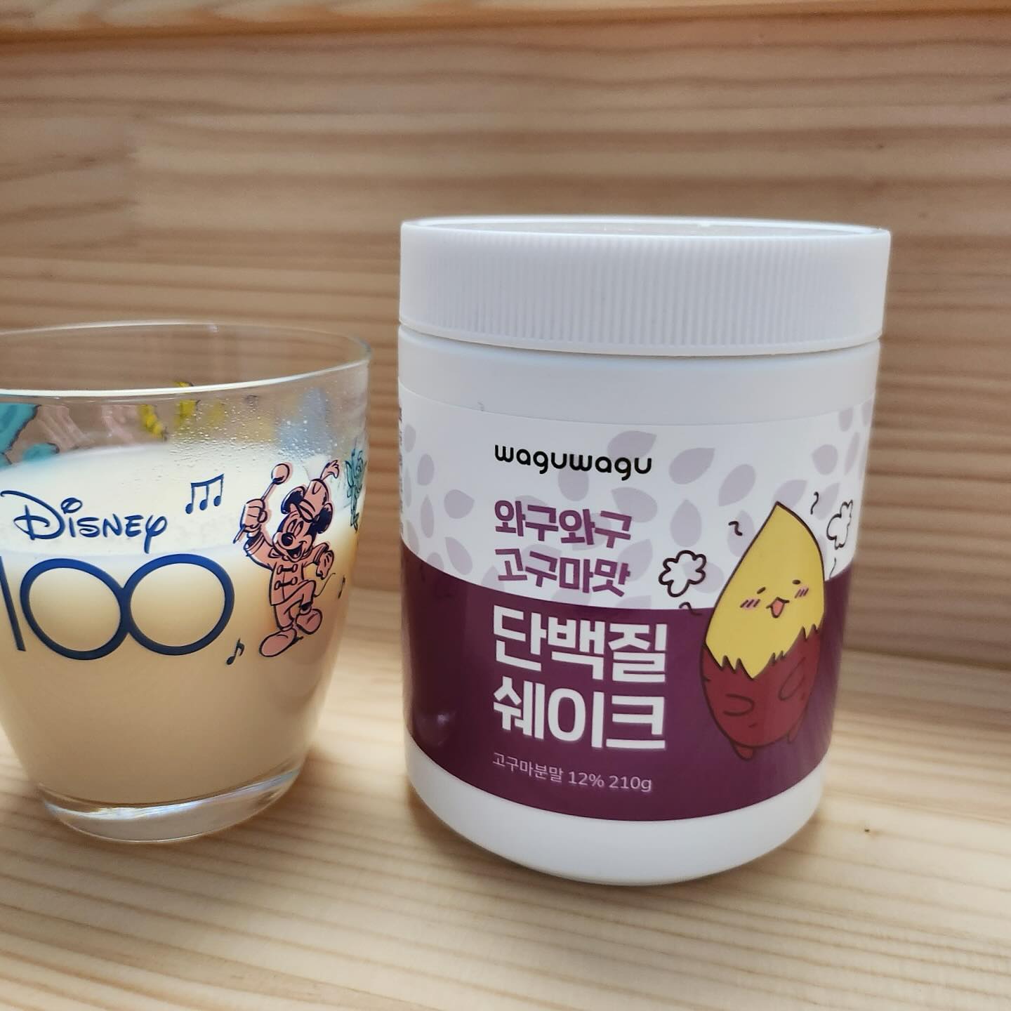 급찐급빠를 위해서 요즘 하루 한끼는 #단백질쉐이크 로 대신하고 있어요. #와구와구고구마맛단백질쉐이크 는 합성향료로 맛을 낸게 아니라 국내산 고구마분말(익산시)을 사용해서 만들었데요.🍠

하루 한스푼 간편하게 넣고 흔들어주면 되서 아주 간편했구요. 분리유청단백분말/분리대두단백질이라 배 아프지 않게 먹을 수 있어서 좋아요.💕 고소하고 적당히 달달한 맛에 대용량 아니고 210g짜리라 부담없이 한통씩 먹을 수 있답니다.😀
.
.
.
#고구마맛단백질 #고구마맛단백질쉐이크 #와구와구 #단백질추천 #단백질쉐이크추천 #하루한끼 #쉐이크추천 #다이어트 #식단대용 #체중조절 #프로틴추천 #급찐급빠다이어트