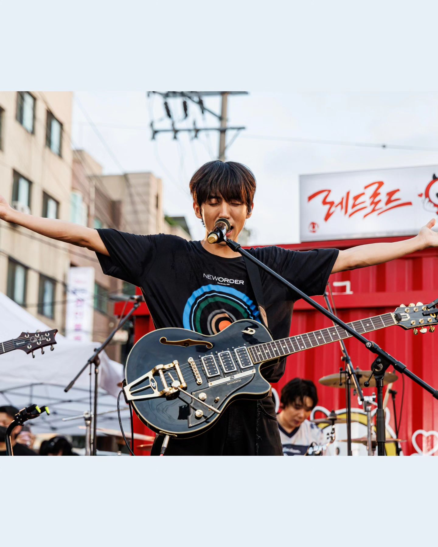 #광고
'끼와 열정을 찾는'
마구포 레드로드 버스커 페스티벌 
참가자를 모집하고 있어요🎶

이번 행사는 마포구 관광 활성화에
기여하면서 숨겨진 인재들을
발굴해 다양한 공연 기회를
제공하기 위해 마련 되었는데요

참가 신청은 오는 9월 12일 
오후 6시까지에요🌟

거리 공연에 관심 있는
내·외국인 단체와 개인 모두
참여 신청이 가능해요

모집 분야는 음악, 춤, 미술
마술 등등 모든 퍼포먼스
장르에 해당된답니다🎭

「레드로드 버스커 페스티벌 2024」

□ 입상혜택
- (공통)  레드로드 내 버스킹 존 장소사용신청 우선권 제공
- (예선 입상자)  마포구청장 상장 및 입상금 20만원 지급
- (본선 입상자) 마포구청장 상장·시상금·음반 제작 지원(마포음악창작소)

□ 선발규모: 예선 30팀 / 본선 8팀
□ 신청방법: 온라인(이메일) 접수
□ 제출서류: 참가신청서 및 공연동연상(분량 5분 이내, 500MB 이하

https://www.mapo.go.kr/site/main/board/notice/264101

□접수방법 : 담당자 이메일(mapo_tourism@naver.com)로 함께 발송
 - 신청서 : 마포구청 홈페이지(www.mapo.go.kr)에서 양식 다운로드 
 ☞[붙임1]참가신청서및서약서, [붙임2]개인정보수집이용동의서, [붙임3]초상권사용동의서
 - 동영상 : 5분 이내, MP4 규격, 500MB 이내 ☞ 파일명 : 성명/단체명
□심사방법 : 심사위원회 구성·심사 후 고득점 순 30개팀 선정
□심사기준
 - 음악성, 거리공연 적합성, 무대매너, 발전성 
 - 레드로드의 젊음, 열정 등의 특성과 부합하는 팀으로 선정
□1차 심사 결과발표 : 2024. 9. 20.(금) 홈페이지 공고 및 개별 통보 

이번 페스티벌을 통해 자신의
숨겨진 끼와 열정을 찾아보세요✨

#홍대레드로드, #마포레드로드, #레드로드버스커페스티벌, #홍대페스티벌, #마포페스티벌, #홍대버스킹, #마포버스킹, #홍대버스커, #마포버스커, #홍대공연, #마포구공연