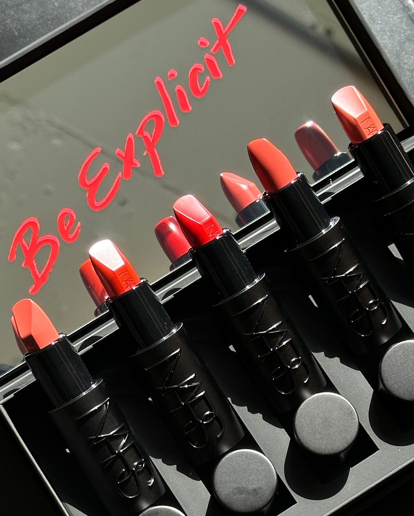 narscosmeticskorea
narsissist
narsartistrystudio 

나스(NARS)에서 30주년을 기념하여 NEW 아이코닉이 될
‘나스 익스플리싯 립스틱’ 출시💄😎

- 30주년을 기념하여 나스만의 센세이셔널한 네이밍을 담은 NEW 28가지 아이코닉한 컬러
- 입술에 보다 정교하게 사용할 수 있게 디자인된 불렛으로 입술라인 잡아주기
- 실크-새틴 피니쉬로 단한번의 터치로 입체적이고 부드럽게 입술에 피팅〰️

#나스#NARS#나스익스플리싯립스틱#나스자석립스틱#나스입체광립스틱 #나스립스틱#NARSISSIST#NARSKOREA#NARSARTISTRYSTUDIO#나스아티스트인플루언서#나스메이크업아티스트#나스블러쉬#lipstick#blush#makeup#beauty