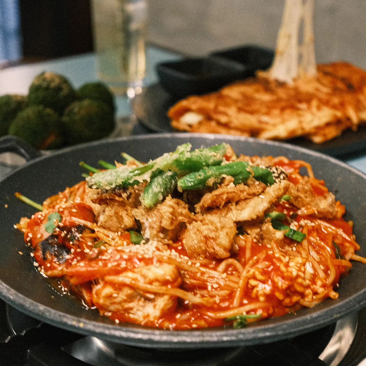 아구찜의
감성변신

.
.

#성수agu 독채 카페 같은 공간에서 아구찜을 즐길 수 있는 곳. 예쁜데 맛있기 까지해서 색다른 데이트 코스로 아주 좋을 곳이다. 개인적으로 가지고 있던 아구찜 매장의 이미지와 매우 달라서 신선했고, 맛까지 기대 이상으로 훌륭해서 성수에 방문한다면 다른 메뉴를 먹으러 재방문 해보고 싶을 정도로 좋았던 곳. 성수 데이트와서 색다른 메뉴를 먹고 싶을 때 방문하면 좋을 곳임. 

.
.

#agu #아구찜맛집 #성수맛집 #foodie #성수맛집추천 #foodstagram #성수동데이트 #뚝섬맛집 #뚝섬역맛집 #성수맛집 #성수핫플 #건대맛집 #뚝섬데이트 #lfl #맞팔환영 #좋아요반사