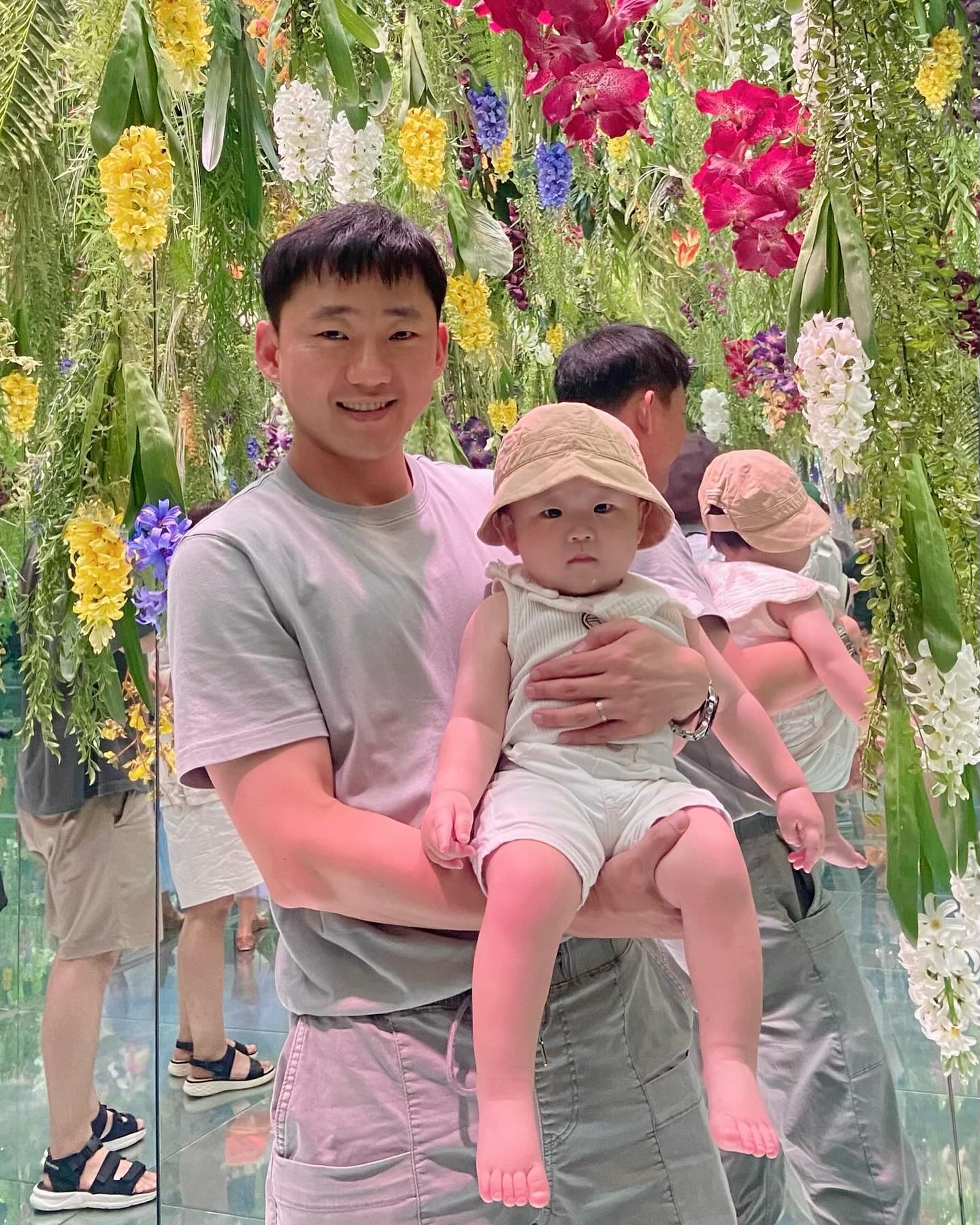 춘천가는길에 들린 새정원🦜💛
애가 둘이니 정신이 하나도 없어 예쁜사진은 못건졌지만 맹금류, 펭귄도 가까이에서 보고 동물 먹이주기도 하고 알찬 프로그램이 많아 좋았다. 폭염에 그나마 실내가 있어 다행...우리가족 따룽해💚💚💚
#배고니아새정원 #가평아기랑갈만한곳 #여름휴가 #가족여행 #아둘맘