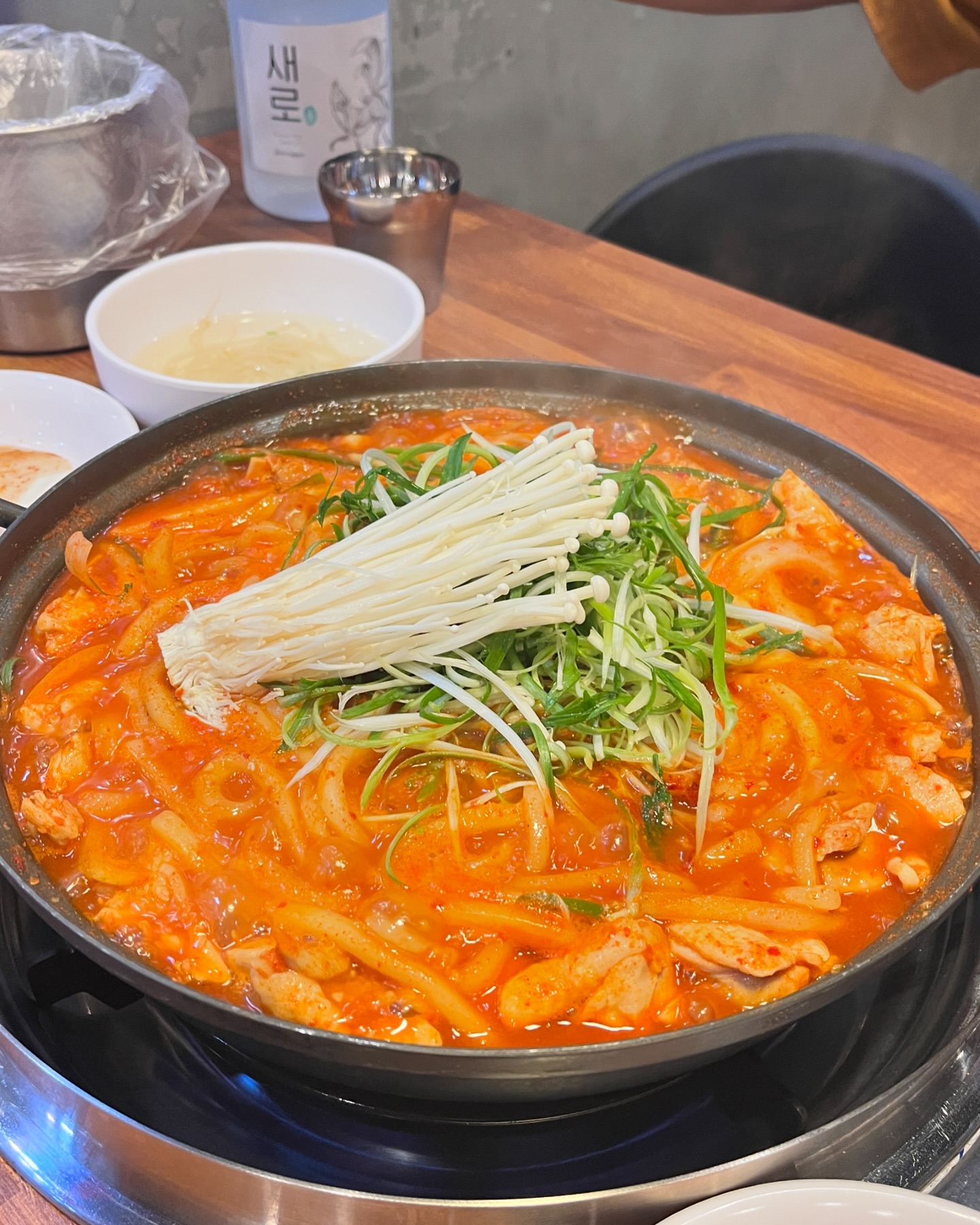 #협찬 #닭도리탕맛집 #산본역맛집 #산본닭도리탕
.
산본에 있는 푸짐한 닭도리탕 맛집 
도리연 닭도리탕 다녀왔어요🩵
맵기조절도 가능하고 뼈 순살도 선택가능!
편히 먹으려고 순살 주문했어요 💕
사리는 통통한 우동사리로 픽☑️
졸여질수록 점점 더 맛있어 지는 도리연닭도리탕
맛나게 우동사리와 국물 먹어주고 
볶음밥은 필수지여!!! 
고슬고슬 좀더 바짝 눌러볶아주면
맛있는 양념이 베어 더욱더 맛있어요 👍🏻
양이 많아 배불러도 꼭 주문하시고 맛나게 드세요😀
.
#닭도리탕맛집 #산본맛집추천 #닭도리연산본점 #가족외식추천