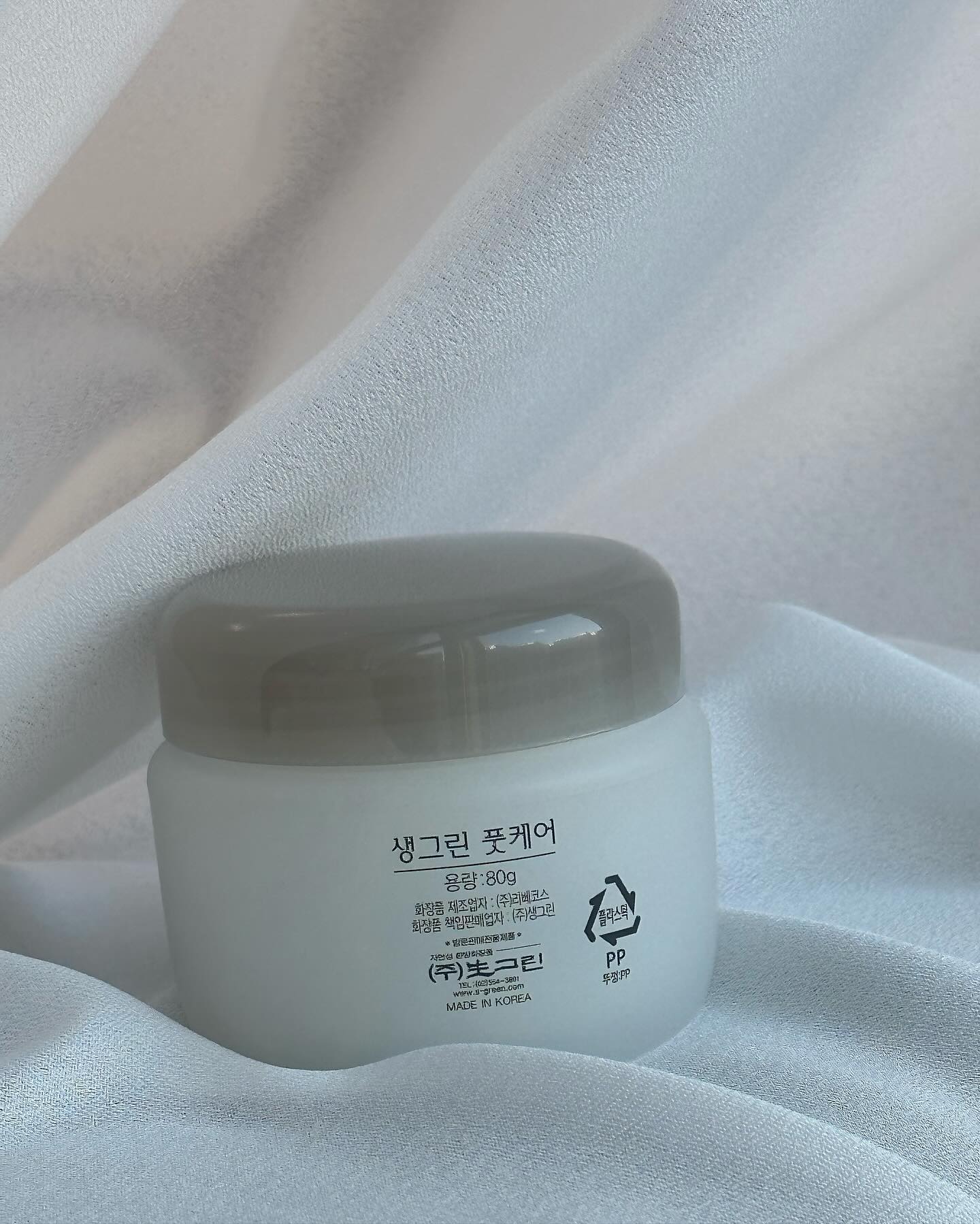 업체로부터 제공받은 제품입니다 #생그린 #saenggreen

#발뒷꿈치관리 어떻게 하세요?
나만 사계절 내내 #발뒷꿈치 가뭄 나있는거 아니죠?
(뒤에 찐 사진 있는데, 창피하다...)
버퍼로 갈아도보고, 불려서 벗겨지는거도 써봤는데 
한 일주일 깨끗하고 점점 더 심해지는거 같은 느낌🤔
#발뒷꿈치관리 는 꾸준한게 답이구나...했죠..

바세린, #풋크림 등, 이것저것 써봤는데
바세린은 너무 무겁고 기름지고, 풋크림은 바를 때 뿐이고,
바세린과 풋크림의 중간을 없을까 했는데 
#생그린풋케어크림 이 딱 그거네요
확실히 바세린보다 산뜻하게 발리는데
보습력은 바세린만큼 좋은거 같아요👍🏻

저는 지금 4일동안 꾸준히 바르고있는데 
첫날, 거슬거리던 뒷꿈치가 부드러워지는게 
바를때마다 손에서 느껴져요🤭

저는 저녁에 샤워 직후, 촉촉한 상태에서 
바로 크림을 바르는 방법으로 매일쓰고 있는데
충분히 효과가 있어서 좀 더 꾸준히 써보렵니다❤️‍🔥

좀더 스페셜하게 관리하고 싶으면 
버퍼나 스크럽제로  #발각질제거 하고, 생그린 풋크림 바른 후 ,
양말을 신고 자면 다음날 더 드라마틱한 효과를 볼수 있어요!

✨이서방.. #발관리 해줘야겠네? 발 당장 가져오시게!!✨

#풋케어 #뒷꿈치관리 #발갈라짐 #발각질
