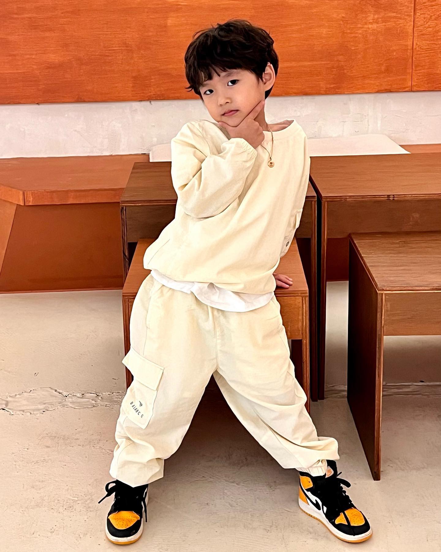 1분 1초도 가만히 있지 않는 우당탕탕 아드님에게 딱 맞는 스타일의 옷을 찾았다..👶🏻 평소에도 애정하는 브랜드인 탑텐키즈밸런스가을신상룩💛💛💛

상하세트로 입힐 수 있으니까 코디걱정도 없고 요즘 같이 일교차 심할때 입히기에 너무 좋은 바스락바스락 우븐재질! 

비가 많이 오는 오늘도 입고 카페에 다녀왔는데 많이 젖지도 않고 장마룩으로도 딱인데 무엇보가 가벼워서 쭈누가 뛰어 놀기 너무 좋음!_! 

휘뚜루마뚜루 힙하게 입힐 수 있는 카고디자인에 밴딩도 있어서 때에 따라 다양한 핏으로 입힐 수 있어서 아이도 나도 만족💛 

유아가을룩은 무조건 #탑텐키즈밸런스
#협찬 #탑텐키즈밸런스체험단 #탑텐키즈 #남아옷 #남아코디 #아들옷
