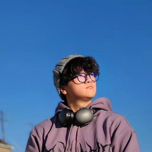  경景 | 스트릿, 캐주얼, 미니멀 on Instagram: "#협찬 뿔테 뿌수기👊

데이워커 크루로 활동한 첫 달 마지막 피드는 색감있는 코디에 데이워커 LEO C5로 클래식한 맛을 더해 포인트 주었어요!

힙한 퍼플 계열 후디와 카고 포인트들이 야무진 팬츠를 매치해주고 실버 슈즈, 키링까지 더해준 캐트릿룩입니다 😁

다음달 부터는 데이워커의 야무진 선글라스를 소개해드리겠습니다 :)

[데이워커 LEO C5]
- 모두의 눈을 위한 ZEISS 블루라이트 차단 렌즈
- 아이웨어 전문가들이 설계하고 제작한 자부심있는 아이웨어
.
.
Hat - #보세
Eyewear - @daywalker_eyewear
Headphone - @sennheiserkr
Top - @mahagrid
Bottom - @zara
Shoes - @newbalance
Accessory - #handmade
.
.
#데이워커 #데이워커선글라스 #선글라스 #안경 #블루라이트차단안경 #스트릿패션 #데일리룩 #오오티디 #무신사 #W컨셉 #EQL #힙혜오피셜 #스트릿 #캐트릿 #스트릿캐주얼 #캐트릿룩 #캐트릿패션 #패션계정맞팔 #아이웨어 #안경추천 @daywalker_eyewear @daywalkercrew"