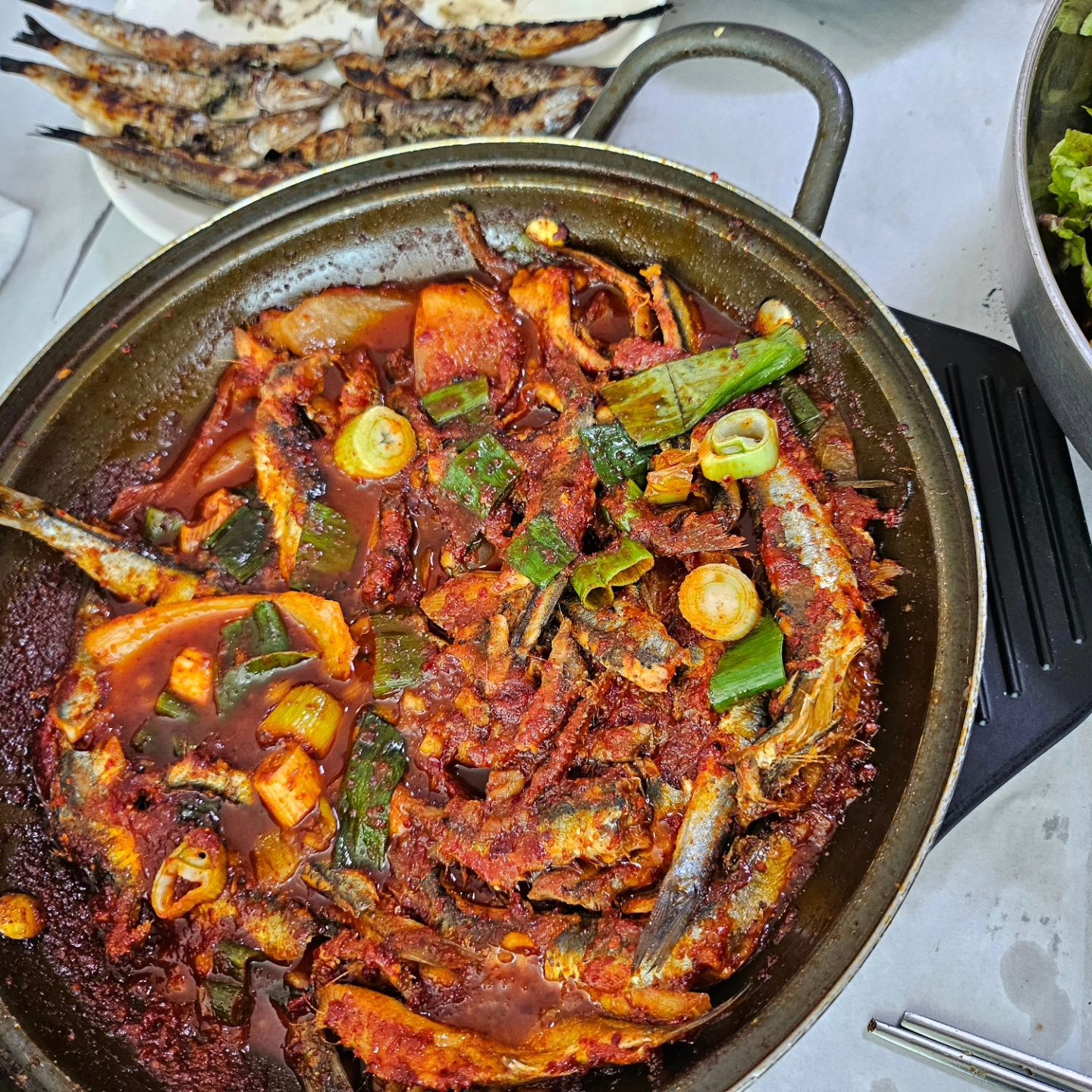 이맛이 그리웠다 #멸치쌈밥
기장까지 와서 먹는 현지의맛😋

점심엔 #이화장횟집
저녁엔#꺼먹동네횟집

내 뱃속이 아쿠아리움 될판🐟뻐끔뻐끔