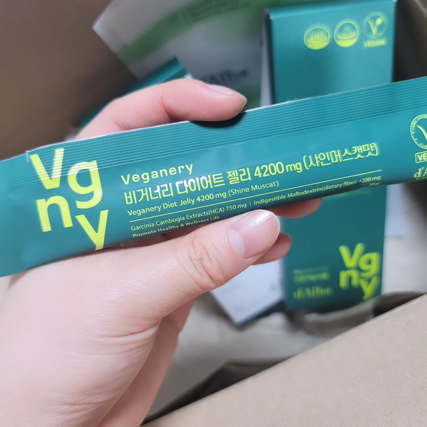 #비거너리 #비건콜라겐부스터 #비건다이어트 #콜라겐부스터젤리 #다이어트젤리 
건강하게 쫀득달달한맛을 느끼고 싶을때!
달바의 비건 간식🌱 다이어트 젤리 & 식물성 콜라겐 젤리 😆
간편하게 들고다니며 콜러겐과 히알루론산 젤리로 맛있게 스킨케어하고 저당젤리로 다이어트까지!