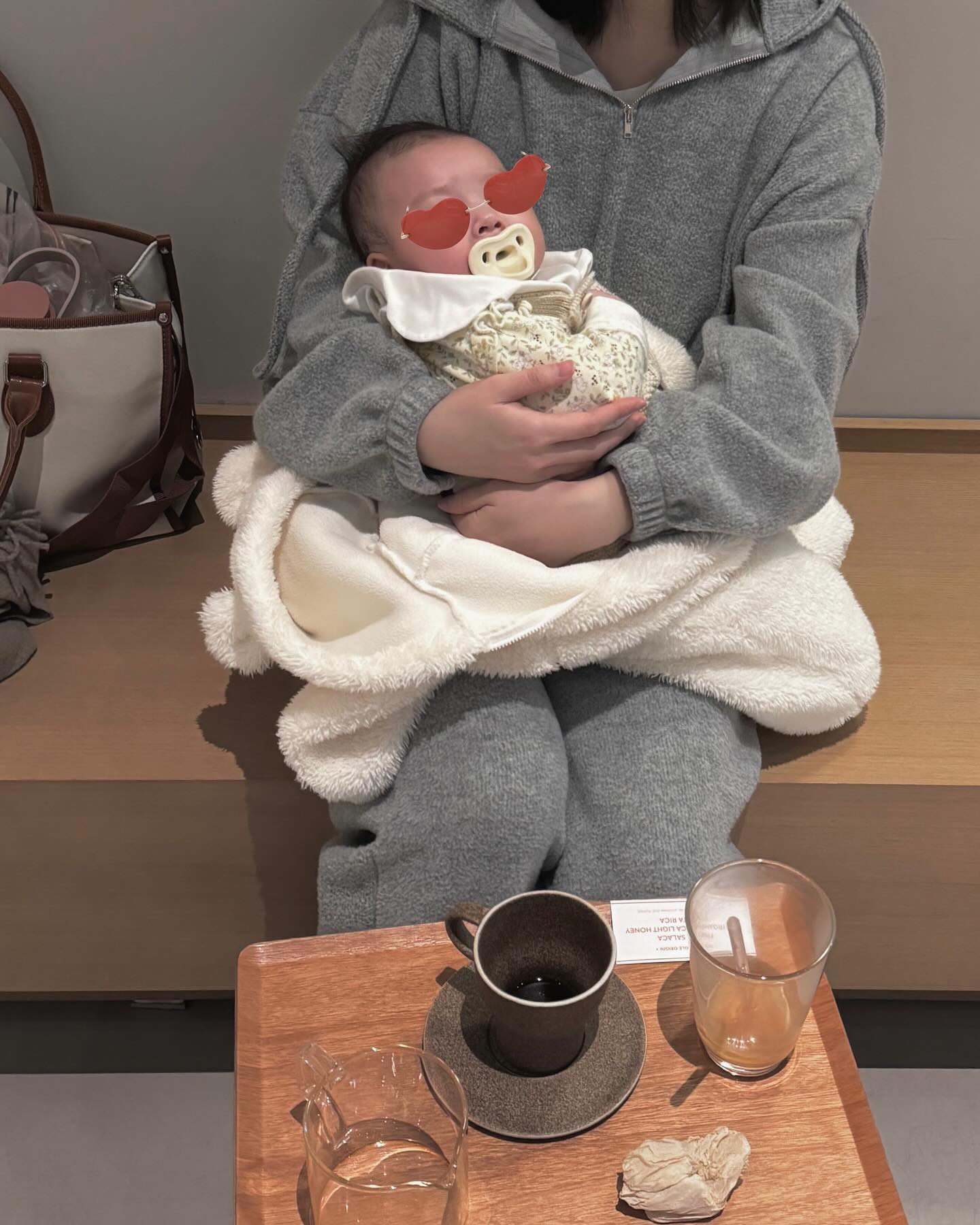 남편이 찍어준 사진(마지막)
진짜 감성이라곤 1도 없어서
기본어플로 간단히 보정해서
심폐소생했어요... 후욱후욱💨

이렇게 이미 찍어버린 사진도
보정으로 어느정도는 살려낼 수 있습니다ㅋㅋㅋㅋㅋ

(첨부터 구도 좀 잘 잡아달라고~~~!)
　 

#남편_보고있나
#그래도_찍어준것에_감사