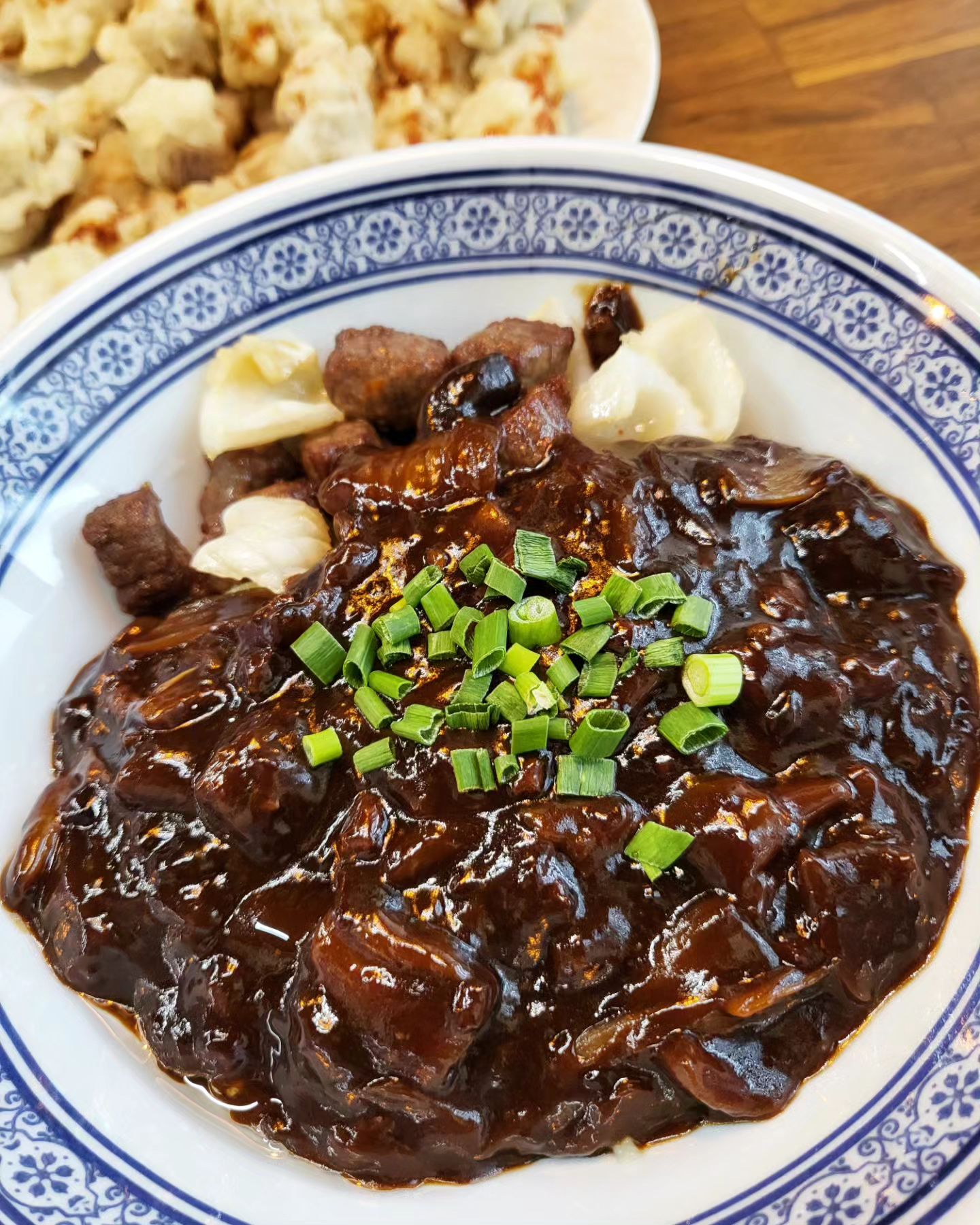 여기 트러플향이 가득한 트러플한우짜장면 좀 보세요!🥢
조선호텔 쉐프님이 차리신 중식당! 탕수육도 잊지마세요!!
.
.
.
.
.
#다산맛집 #중식당 #다산각 #트러플 #한우 #짜장면 #탕수육