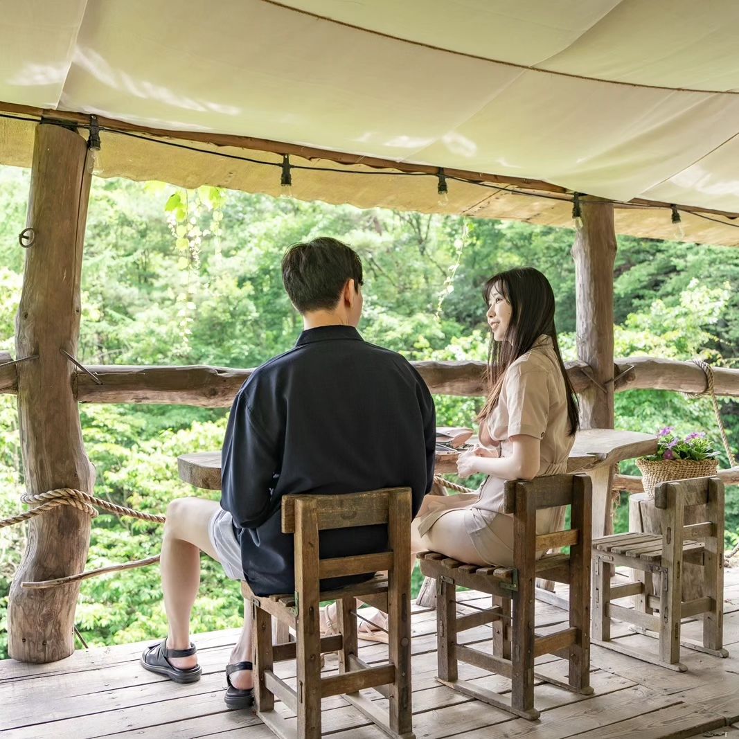 포항 산장카페 #선류산장 다녀왔어요❤️

포항 여행중에 오션뷰는 충분히 즐겨서 다른 느낌의 카페를 찾던중에 발견한 곳이에요😄

처음 사진 보자마자 여긴 꼭 한번 들러야겠다라는 일부러 일정 조정해서 다녀왔어요🤩

이곳은 차가 없으면 다녀오기 힘든 위치라 자동차가 필수입니다🚗

카페 도착하면 온통 초록으로 가득한게 절로 힐링되는 느낌이라 사진도 잔뜩 찍고 한참 시간을 보내다 왔는데요🌳🌳

주문한 음료인 홍시 스무디와 돌복숭아차, 가래떡구이도 건들기 아까울 정더로 이쁘게 데코하여 나옵니다😍

이쁜 사진도 찍고 힐링하러 다녀오기 좋은 카페였어요😘

🎈포항 카페 선류산장